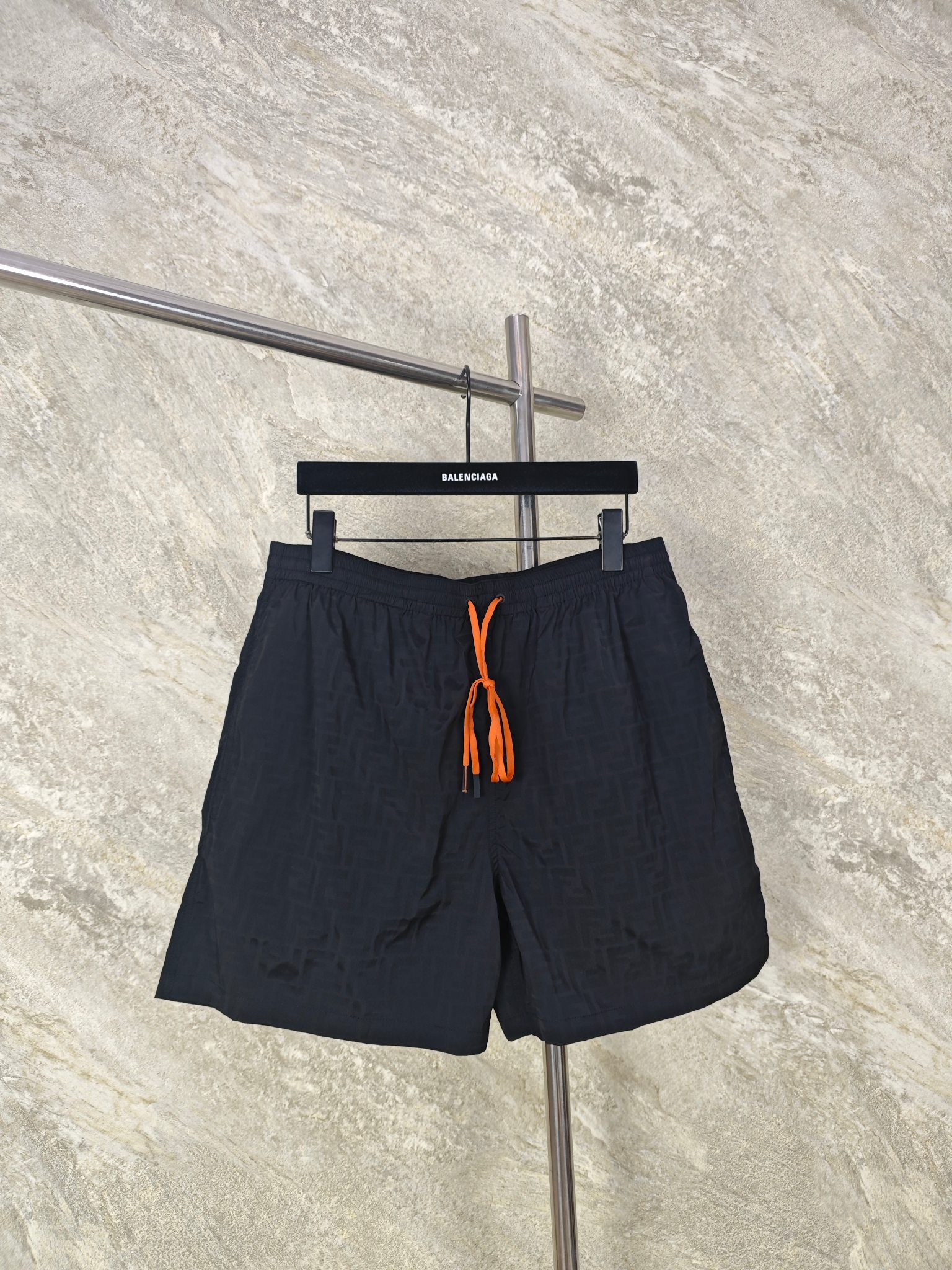 NO:862637,Top-quality Fendi dark pattern beach pants [revealed when exposed to water] are woven from high-density polyester fabric, which has quick-drying and breathable properties. It can quickly return to dryness after getting wet, and will not affect the wearing experience due to moisture retention. It also has anti-wrinkle and anti-tear properties, and is not easy to deform and snag after repeated wear. Size: 46485052, Fendi-clothing, fendi, fendi,19860909顶级品质 Fendi暗纹沙滩裤【遇水显形】 采用高密聚酯纤维面料织造,自带快干透气属性,湿水后能快速恢复干爽,不会因水分停留影响穿着体验,同时具备抗皱、抗撕裂特性,反复穿着也不易变形勾丝. Size:46485052,芬迪-服装,fendi,fendi,,Women's clothing