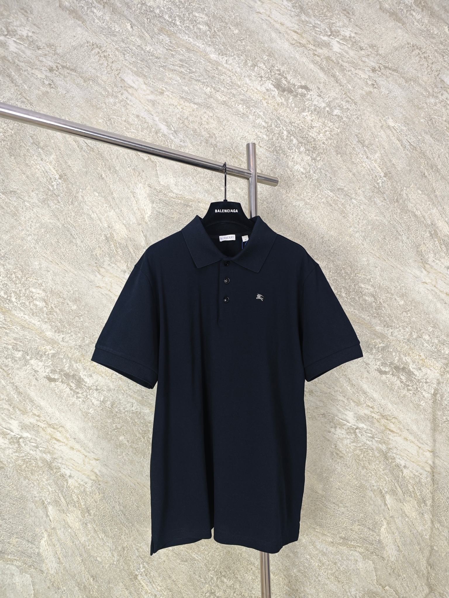 NO:862617,Top quality BUR embellished metal war horse logo POLO shirt. Made of cotton as the base and fed with a small amount of elastic fiber, a pique fabric is formed. A concave and convex mesh texture is formed through a special knitted coil structure. Each group of coils is interlaced to form a breathable 'small honeycomb' structure. The feeding of elastic fiber greatly improves the wrinkle resistance of the fabric, and it is not easy to leave marks when folded at will. It is always smooth and neat for daily wear. At the same time, the pique texture is delicate and layered, visually matte and low-key. SizeS M L  XL,Burberry-clothing,burberry,19860909顶级品质 BUR饰金属战马徽标POLO衫 选用棉为基底喂入少量弹性纤维混纺而成的珠地布面料,通过特殊的针织线圈结构形成凹凸的网眼纹理,每一组线圈相互交错,构成透气的“小蜂巢”结构.弹性纤维的喂入,大幅提升面料抗皱性,随意折叠也不易留痕,日常穿着始终平整利落.同时珠地纹理细腻且富有层次,视觉上哑光低调. SizeS M L XL,博柏利-服装,burberry,,Women's clothing