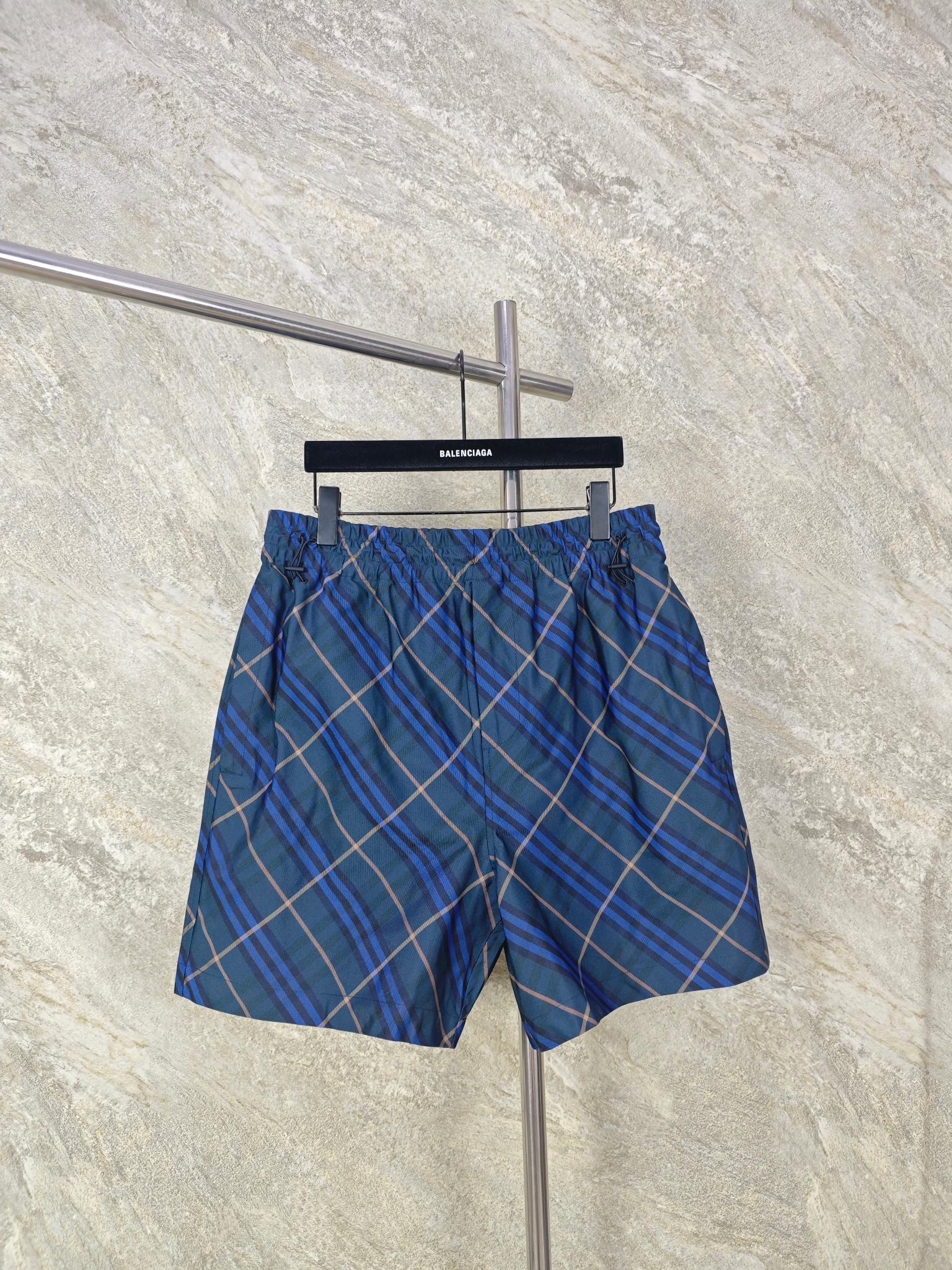 NO:865795,The top-quality BUR flap patch pocket plaid shorts are made of polyester fiber for the outer layer. They have excellent wrinkle resistance and are not prone to wrinkles and deformation. They always maintain neat lines. In addition, the tight and solid structure strengthens the resistance to friction and pulling. It can easily cope with friction loss in light activities and is not easy to snag or pill. At the same time, it has extremely low water absorption, is not easy to penetrate when exposed to water, and has outstanding quick-drying properties.  Size:SMLXL,Burberry-clothing,burberry,shorts,19860909顶级品质 BUR翻盖贴袋格纹短裤 外层采用聚酯纤维材质,其本身拥有优异的抗皱性,不易出现褶皱变形,始终保持利落的版型线条,加之紧密扎实的结构,强化抗摩擦、耐拉扯能力,轻度活动中的摩擦损耗都能轻松应对,不易勾丝、起球.同时吸水性极低,遇水后不易渗透、速干特性突出. Size:SMLXL,博柏利-服装,burberry,shorts,,Women's clothing