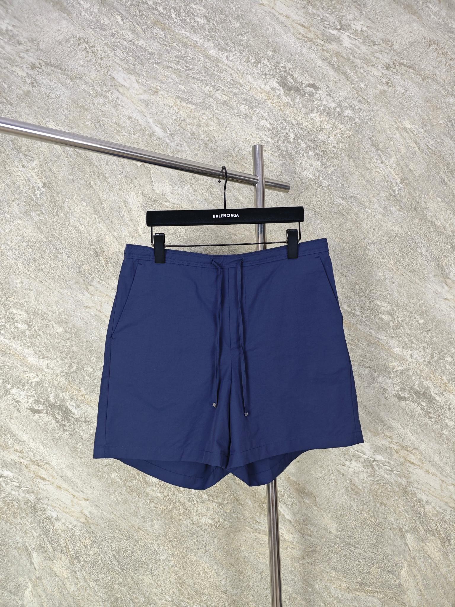 NO:865782,Top quality LOEWE patch pocket embroidered shorts  It is made of 83 cotton + 17 nylon blended poplin. The high content of cotton fiber gives the fabric a natural skin-friendly feel, is breathable and moisture-absorbing, makes it dry and non-stuffy when worn next to the skin, and has a soft skin-friendly touch. The addition of nylon fiber greatly increases the strength of the fabric.  It has abrasion resistance, is not prone to snagging or fluffing after being worn for a long time, and has micro-elastic properties, allowing for unrestricted movement. At the same time, the plain weave structure makes the cloth surface smooth and delicate, with a light drape and anti-wrinkle properties. The upper body is neat and stylish, and it is not prone to wrinkles and deformation during daily care.  Size:SMLXL, Burberry-clothing, loewe, shorts,19860909顶级品质 LOEWE贴袋绣花短裤 甄选83棉+17锦纶混纺府绸而成.高含量棉纤维赋予面料天然亲肤感,透气吸湿,贴肤穿着干爽不闷汗,自带柔和亲肤触感.锦纶纤维的加持大幅提升面料强度与耐磨性,久穿不易勾丝、起毛,自带微弹属性,活动无束缚.同时平纹结构让布面平整细腻,兼具轻盈垂坠感与抗皱性,上身利落有型,日常打理不易褶皱变形. Size:SMLXL,博柏利-服装,loewe,shorts,,Women's clothing