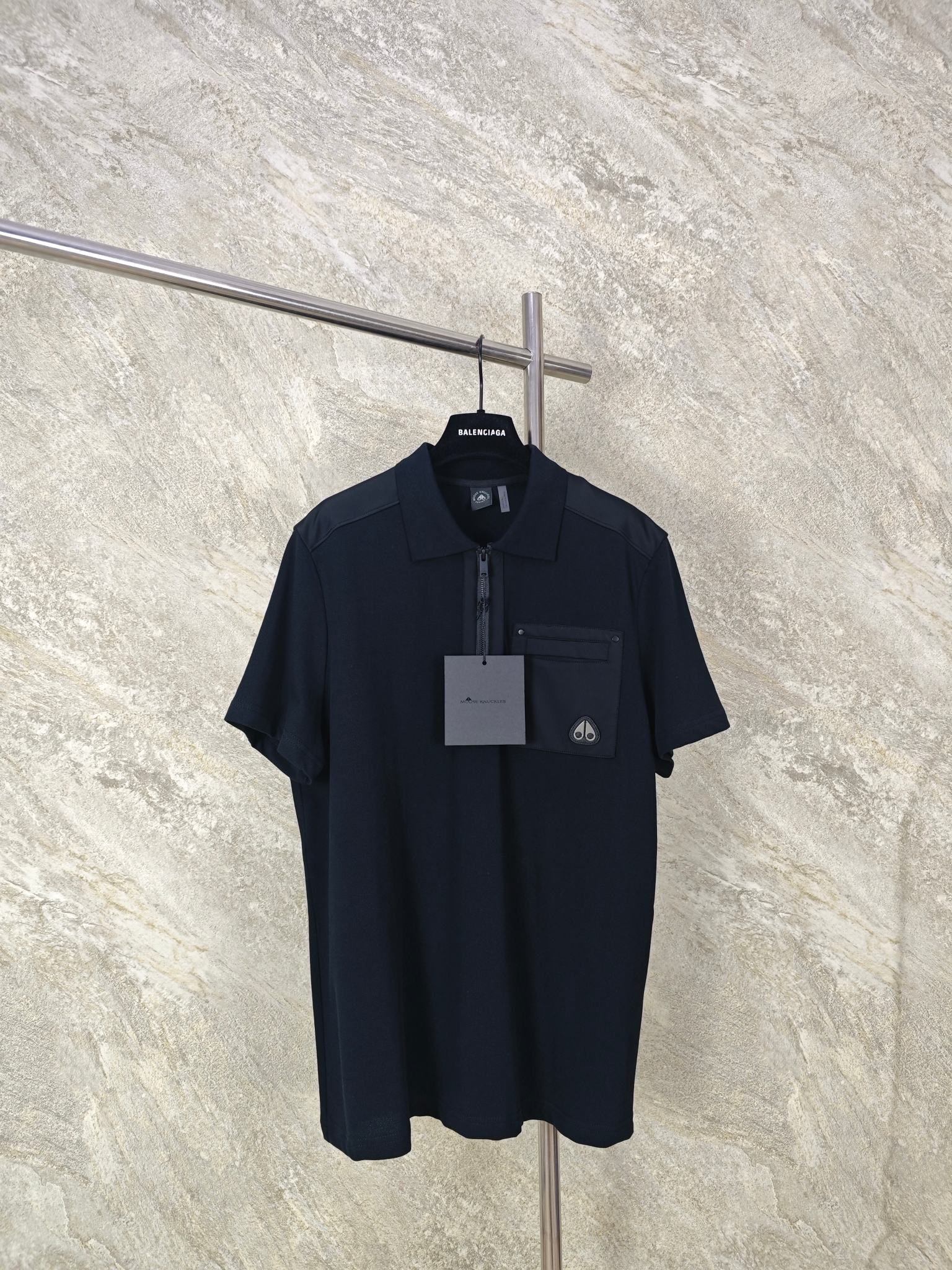 NO:865732,Top Quality Moose Knuckles Scissor Patch Pocket Logo Zipper Lapel Short Sleeve High-count double-ply plain cotton is selected and woven with high-quality cotton threads. The yarn strength is significantly improved. The fabric is crisp and stylish. It is not easy to loosen, deform, and pilling after long-term wear. The surface is a delicate plain pique texture with holes. The structure is breathable and moisture-conducting, keeping the upper body dry and sweat-free; the fabric surface has been pre-shrunk and pre-watered to effectively reduce shrinkage after washing and keep the shape as long as it was before. At the same time, the fabric feels soft and skin-friendly, and has good wrinkle resistance and wear resistance. Size:SMLXL,Moncler,T-shirt,19860909顶级品质 Moose Knuckles剪刀贴袋饰标拉链翻领短袖 甄选高支双股平纹棉,采用优质棉线合股纺织而成,纱线强度显著提升,面料挺括有型,久穿不易松垮变形、不易起球起毛.表面为细腻的平纹珠地肌理,孔状结构透气导湿,上身干爽不闷汗；布面经过预缩、预水处理,有效减少洗后缩水率,保持版型持久如初.同时面料触感软糯亲肤,兼具良好的抗皱性与耐磨性. Size:SMLXL,蒙口-服装,Moncler,T-shirt,,Women's clothing
