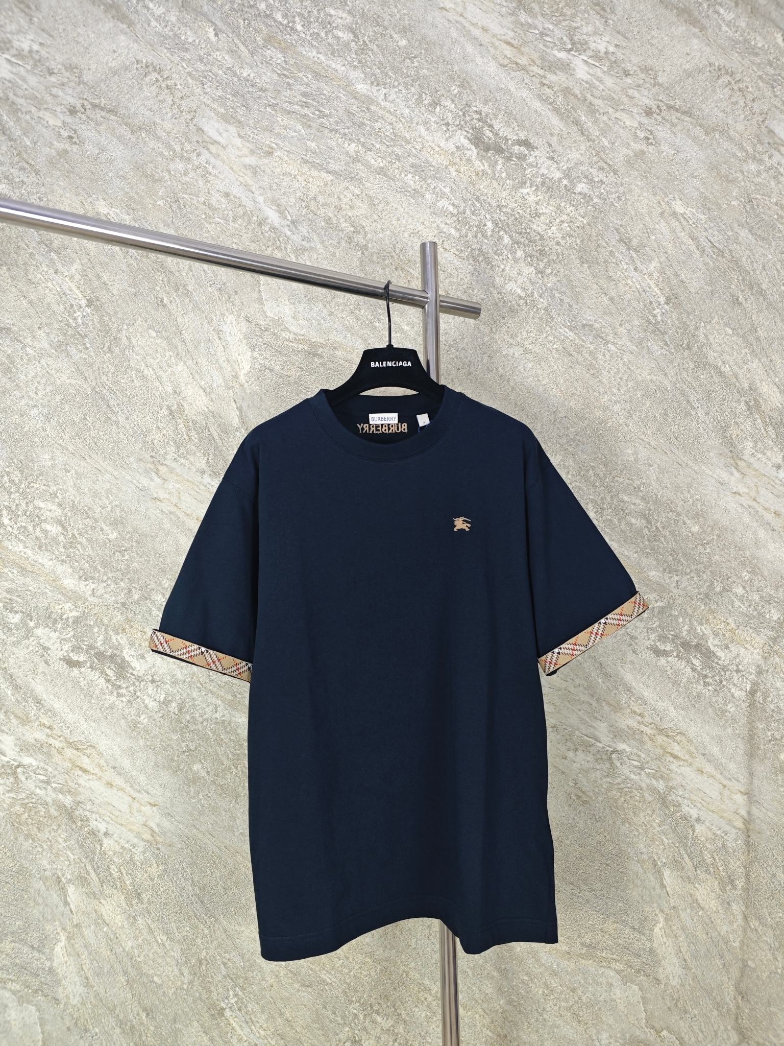 NO:865758,Top quality Bur plaid cuffs war horse embroidered short sleeves. Made of double-ply combed pure cotton knitted fabric. The double-ply yarns are interlaced to form a tight, full, fine and smooth cloth surface. The double-ply structure has a moderately stiff drape. Size: SMLXL, Burberry-clothing, burberry, T-shirt,19860909顶级品质 Bur格纹袖口战马刺绣短袖 采用双股精梳纯棉针织面料,通过双股纱线交错织法,形成紧实饱满、纹路细腻平整的布面,双股结构自带适度挺括垂感 Size:SMLXL,博柏利-服装,burberry,T-shirt,,Women's clothing