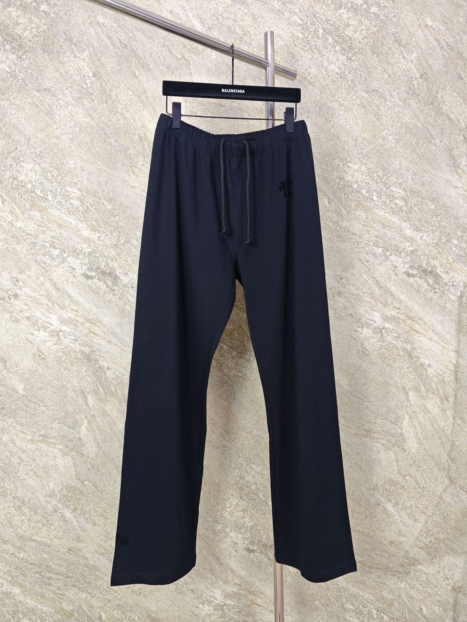 NO:865721,Top quality CH/Sanhua flocked trousers. The fabric is made of the original developed 320G pure cotton terry fabric of the same color. Ancient French Japanese loom. Xinjiang long-staple cotton Blum yarn. Made of four specifications of yarn. Special fabric. Restores the original smooth feel. Hand-made electrostatic flocking cross logo printing, Chrome hearts-clothing, chrome hearts,19860909顶级品质 CH/三花植绒长裤 面料采用原版开发同色320G纯棉毛圈面料 古法日式织布机 新疆长绒棉百隆纱线 由四种规格纱线制造 特殊面料 还原原版爽滑手感 手工静电植绒十字架徽标印花,克罗心-服装,chrome hearts,,Women's clothing