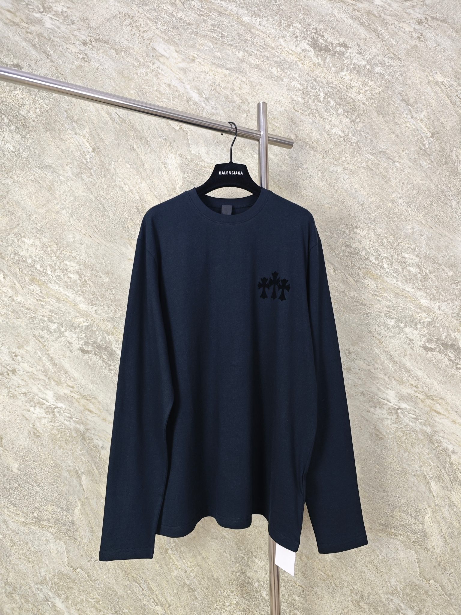 NO:865709,Top quality CH/Sanhua flocked long sleeves. The fabric is developed according to the original version. The ancient Japanese loom is used. Xinjiang long-staple cotton Blum yarn is made of four specifications of yarn. Special fabric restores the smooth feel of the original version. Hand-made electrostatic flocking cross logo printing, Chrome hearts-clothing, chrome hearts,19860909顶级品质 CH/三花植绒长袖 面料采用根据原版开发 古法日式织布机 新疆长绒棉百隆纱线 由四种规格纱线制造 特殊面料 还原原版爽滑手感 手工静电植绒十字架徽标印花,克罗心-服装,chrome hearts,,Women's clothing