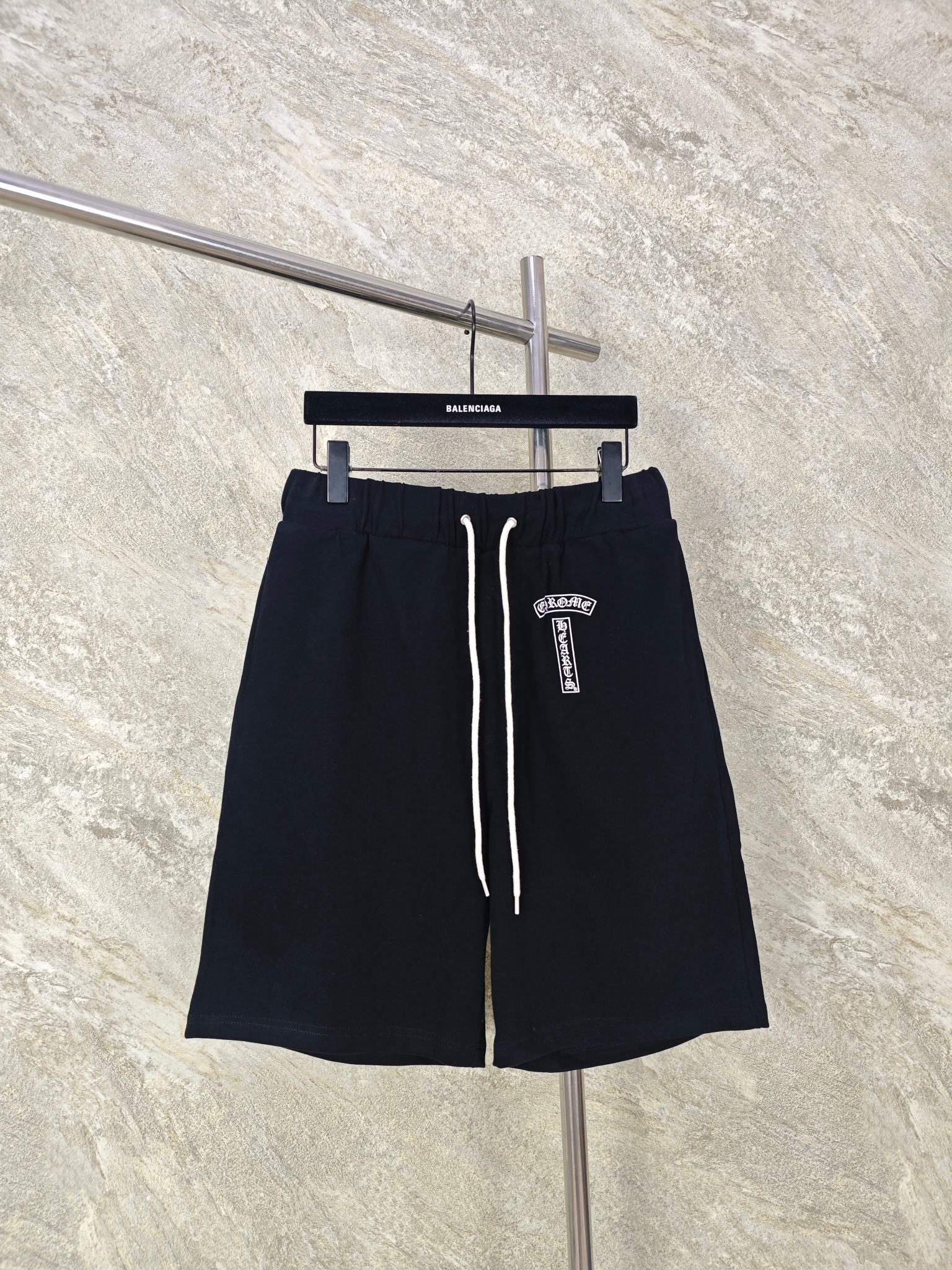 NO:865682,Top quality CH/T-bar horseshoe shorts. The fabric is developed according to the original version. The fabric is made of 360G pure cotton double-sided brushed fabric. Both sides are treated with cotton brushing. It feels more skin-friendly (different from the ordinary pure cotton fabrics currently available on the market). The printing is hand-printed with thermosetting ink. Four pockets are opened inside. The cost in all aspects is higher than ordinary goods. Size S M L, Chrome hearts-clothing, chrome hearts, shorts,19860909顶级品质 CH/T-bar马蹄短裤 面料采用根据原版开发 360G纯棉双面刷毛面料 双面经过棉面刷毛处理 手感更为亲肤 (区别市场现有普通纯棉面料) 印花采用热固油墨手工印花 内开四口袋 各方面成本都高于普通货 尺码 S M L,克罗心-服装,chrome hearts,shorts,,Women's clothing