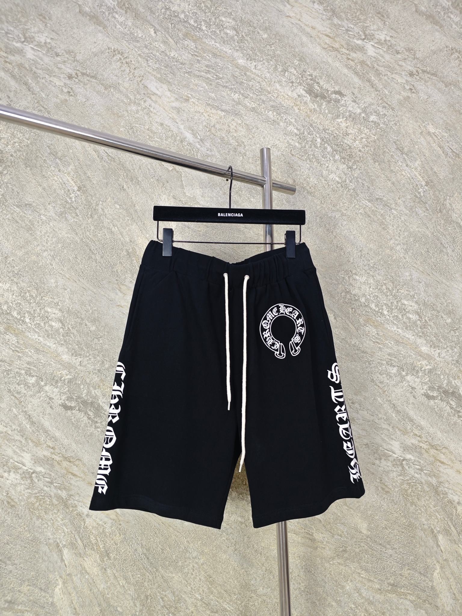 NO:865694,Top quality CH/horseshoe Sanskrit shorts. The fabric is developed according to the original version. 360G pure cotton double-sided brushed fabric. Both sides are treated with cotton brushing. It feels more skin-friendly (different from ordinary cotton fabrics currently available on the market). The printing is hand-printed with thermosetting ink. Four pockets are opened inside. The cost in all aspects is higher than ordinary goods. Size S M L, Chrome hearts-clothing, chrome hearts, shorts,19860909顶级品质 CH/马蹄梵文短裤 面料采用根据原版开发 360G纯棉双面刷毛面料 双面经过棉面刷毛处理 手感更为亲肤 (区别市场现有普通纯棉面料) 印花采用热固油墨手工印花 内开四口袋 各方面成本都高于普通货 尺码 S M L,克罗心-服装,chrome hearts,shorts,,Women's clothing