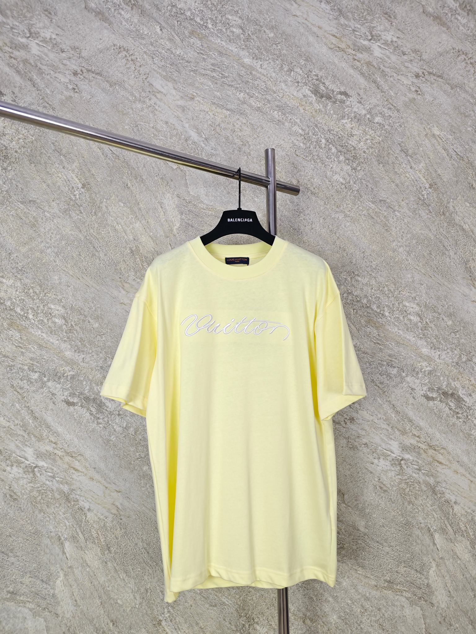 NO:865770,Top quality LV signature embroidered short sleeves. The front shows 3D handwritten font embroidery. The thickness of the handwritten strokes changes and the continuous strokes are simplified to design the pattern; the three-dimensional effect is achieved through multi-layer embroidery threads, filling materials and special stitching methods. Jagged feelings are easy to appear at curves and corners; after adding foam embroidery to the bottom layer of the embroidery, cut off the excess to form a three-dimensional bulge and improve the smoothness of the lines. Size XS S M L, Louis Vuitton-clothing, louis vuitton, louis  vuitton,T-shirt,19860909顶级品质 LV 签名刺绣短袖 正面呈现3D手写字体刺绣,手写笔画的粗细变化、连笔被简化后设计图案；通过多层刺绣线、填充材料结合特殊针法实现立体效果.曲线和转角处易出现锯齿感；在刺绣底层添加泡棉绣后切除多余部分,形成立体凸起同时提升线条流畅度. 尺码XS S M L,路易威登-服装,louis vuitton,louis vuitton,T-shirt,,Women's clothing