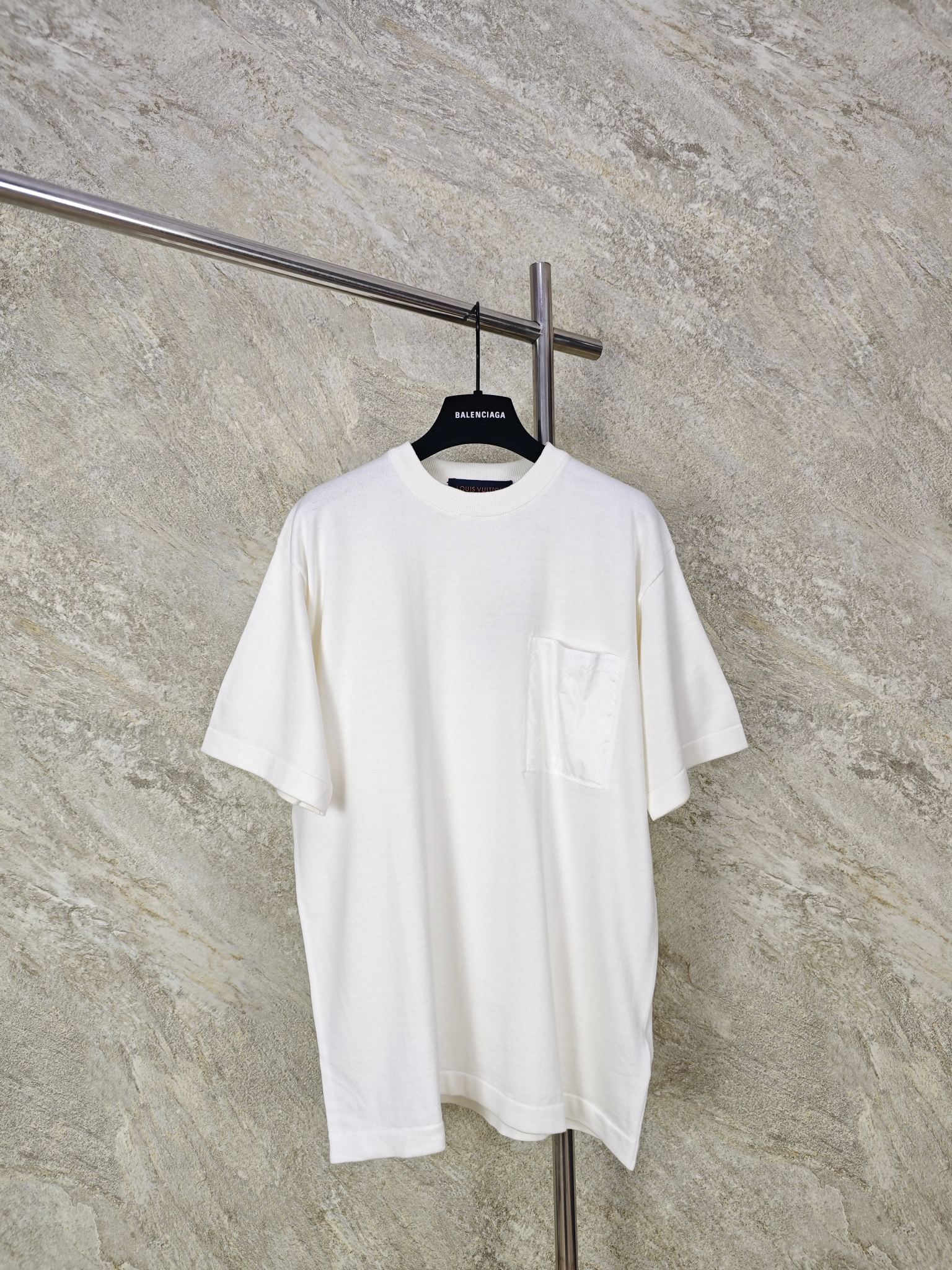 NO:865731,Top quality lv dark pattern presbyopic nylon patch pocket knitted short sleeves. Original purchase and development of 10300, using 60 strands of fine cotton yarn. Using a German imported (SOTO) 14 knitting machine, two fabrics are spliced together, the wool is fermented after the garment is washed, and 11 trademarks are customized. It is recommended to wash by hand (this product is made of wool and is not easy to machine wash) Size: S M L XL, Louis Vuitton-clothing, louis vuitton, louis  vuitton,T-shirt,19860909顶级品质 lv暗纹老花锦纶贴布口袋针织短袖 原版10300购入开发,采用60支股精疏棉纱线.采用德国进口（SOTO）14针织机,两种面料拼接合成,成衣后毛料酵洗,定制11商标. 建议手洗（本产品为毛料织造而成不易机洗） Size:S M L XL,路易威登-服装,louis vuitton,louis vuitton,T-shirt,,Women's clothing