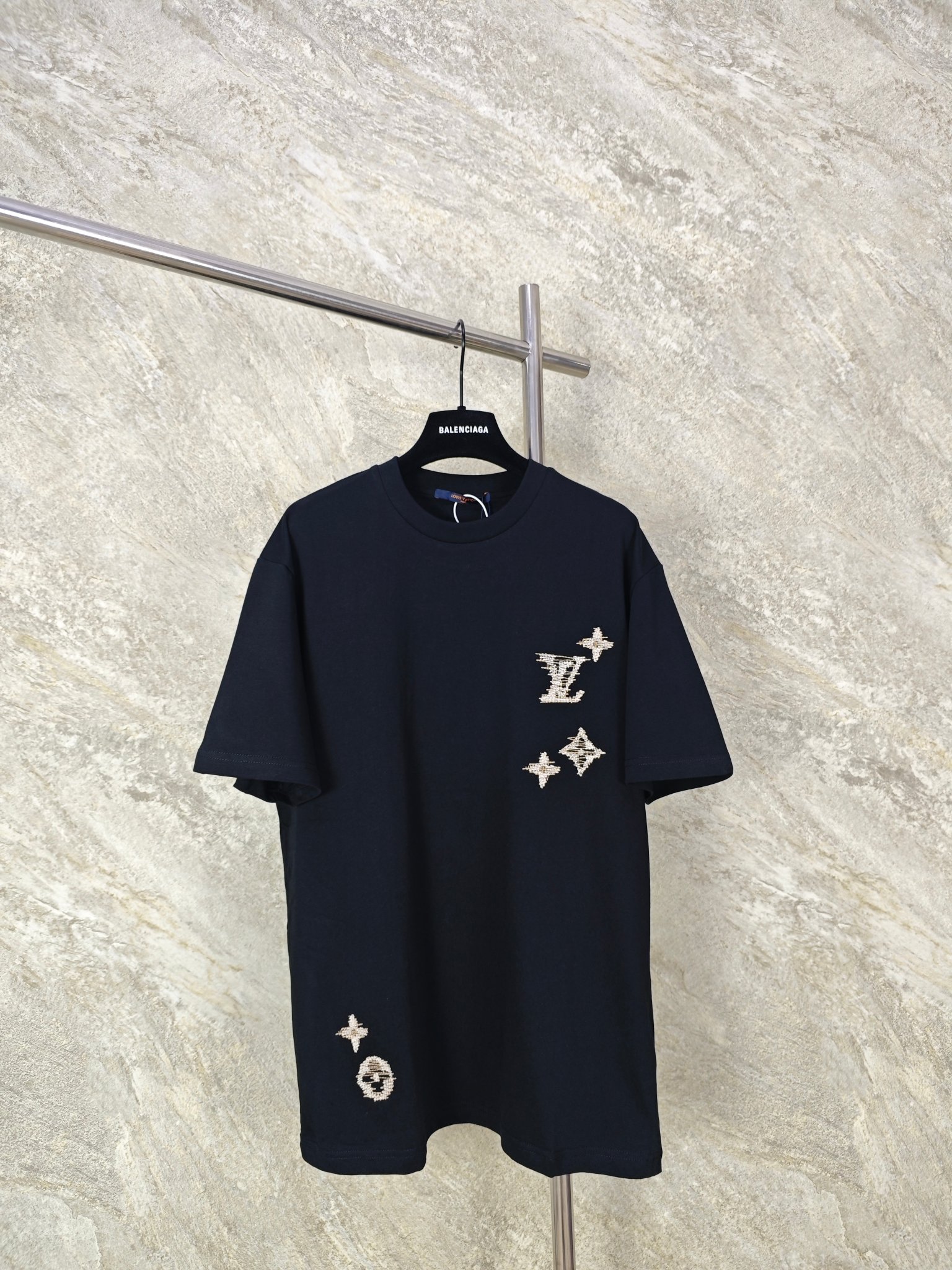 NO:865756,Top quality Lv/Sashiko embroidered logo short-sleeved T-shirt. Fabric: 15-count special woven compact cotton plain fabric / 230G, with 32-count 1×1 rib / 340G. This lightweight summer cotton T-shirt has a soft texture and is decorated with the series' iconic Sashiko embroidery. The design is inspired by traditional Japanese craftsmanship, with contrasting yarns embroidered with textured logos. The fine workmanship injects original style into the classic wardrobe. size S M L  XL,Louis Vuitton-clothing,louis vuitton,louis vuitton,T-shirt,tees,t-shirt,19860909顶级品质 Lv/Sashiko刺绣标识短袖T恤 面料15支特纺紧密棉平纹面料 / 230G,搭配32支1×1罗纹 / 340G.本款轻盈夏日棉质T恤质感柔和,饰有本系列标志性Sashiko刺绣.设计灵感源自日本传统工艺,以撞色纱线绣饰纹理感标识.精工之作为经典衣橱注入匠心格调. size S M L XL,路易威登-服装,louis vuitton,louis vuitton,T-shirt,tees，t-shirt,,Women's clothing