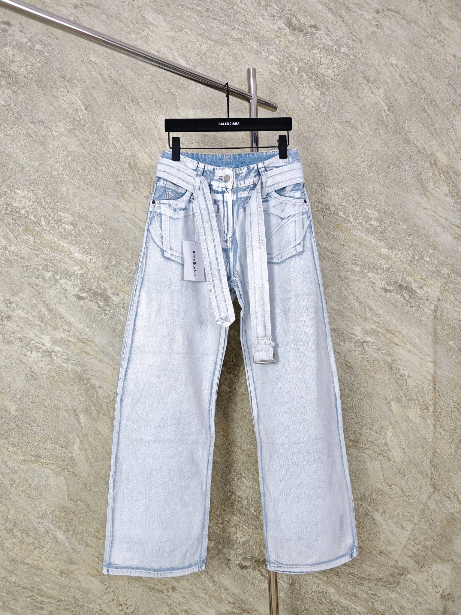 NO:865719,Top quality Acne studios 3D printed distressed wide-leg jeans break the shackles of traditional denim. ACNE pioneers 3D printed textured wide-leg jeans, injecting future technology into retro denim aesthetics. The washed distressed texture is reproduced with precise 3D three-dimensional printing technology. The light gray fog blue tone has an old mottled texture, and the three-dimensional concave and convex texture is distinct. Every detail is a concrete expression of digital aesthetics, saying goodbye to the monotonous flat feel of ordinary jeans. size 32 34  36,menswear,acne studios,dior,jeans,19860909顶级品质 Acne studios 3D打印做旧阔腿牛仔裤 打破传统牛仔桎梏,ACNE先锋力作3D打印纹理阔腿牛仔裤,把未来科技注入复古丹宁美学.以精密3D立体打印工艺复刻水洗做旧肌理,浅灰雾蓝调自带做旧斑驳质感,立体凹凸纹路层次分明,每一处细节都是数字化美学的具象表达,告别普通牛仔的单调平面感. size 32 34 36,男装,acne studios,dior,jeans,,Women's clothing