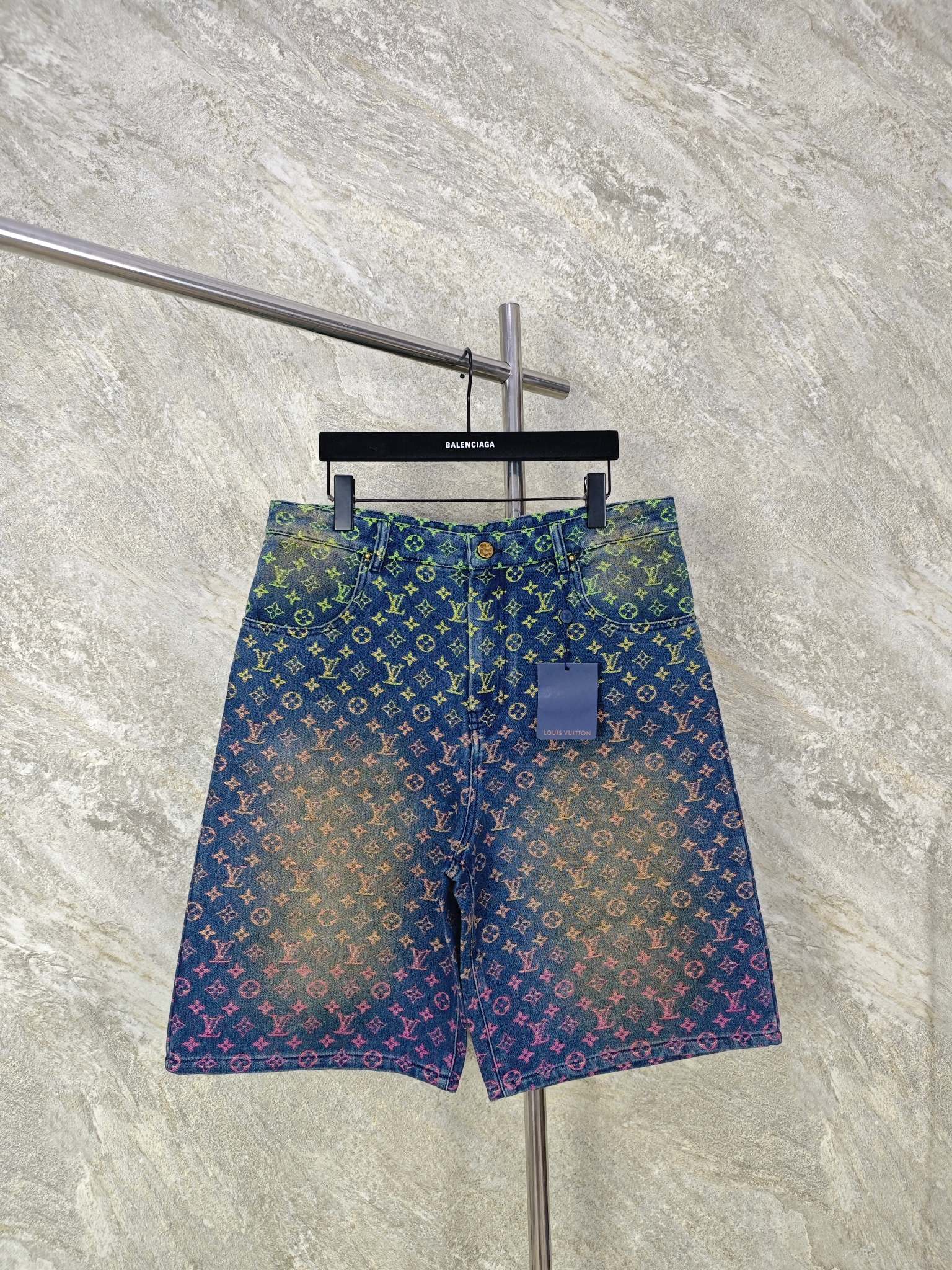 NO:865796,Top quality lv gradient presbyopic washed denim shorts, heavy-duty distressed gradient washed denim, three-color washed denim, all-over jacquard logo print, high-density gradient embroidered custom hardware Size S M L XL, Louis Vuitton-clothing, louis vuitton, louis vuitton, shorts,19860909顶级品质 lv 渐变老花洗水牛仔短裤 重工做旧渐变水洗牛仔,三色水洗对花严密,满印提花logo,高密度渐变绣花定制五金 Size S M L XL,路易威登-服装,louis vuitton,louis vuitton,shorts,,Women's clothing