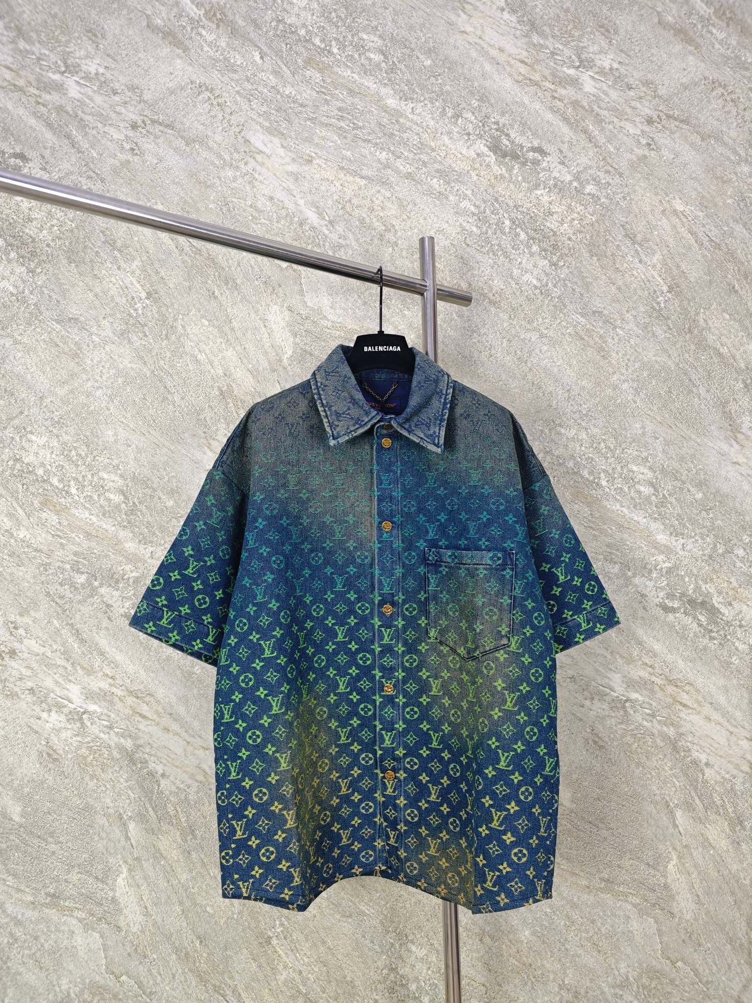 NO:865783,Top quality lv gradient presbyopic washed denim short sleeves, heavy-duty distressed gradient washed denim, three-color washed with tight counter-patterns, all-over jacquard logo print, high-density gradient embroidered custom hardware Size S M L XL, Louis Vuitton-clothing, louis vuitton, louis vuitton, T-shirt,19860909顶级品质 lv 渐变老花洗水牛仔短袖 重工做旧渐变水洗牛仔衣,三色水洗对花严密,满印提花logo,高密度渐变绣花定制五金 Size S M L XL,路易威登-服装,louis vuitton,louis vuitton,T-shirt,,Women's clothing