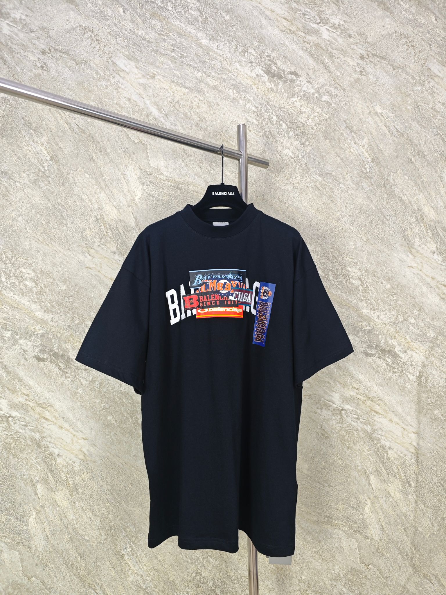 NO:885849,Top quality BLCG 26SS tape overprinting process TEE selects high weight combed double yarn pure cotton fabric, the real texture is tight and delicate, the cloth surface is flat and clean, with a soft matte texture. Size XS S M L, Balenciaga-clothing, balenciaga,19860909顶级品质 BLCG 26SS胶带叠印工艺TEE 甄选高克重精梳双纱纯棉面料,实拍肌理紧实细腻,布面平整干净,自带柔和哑光质感. Size XS S M L,巴黎世家-服装,balenciaga,,Women's clothing