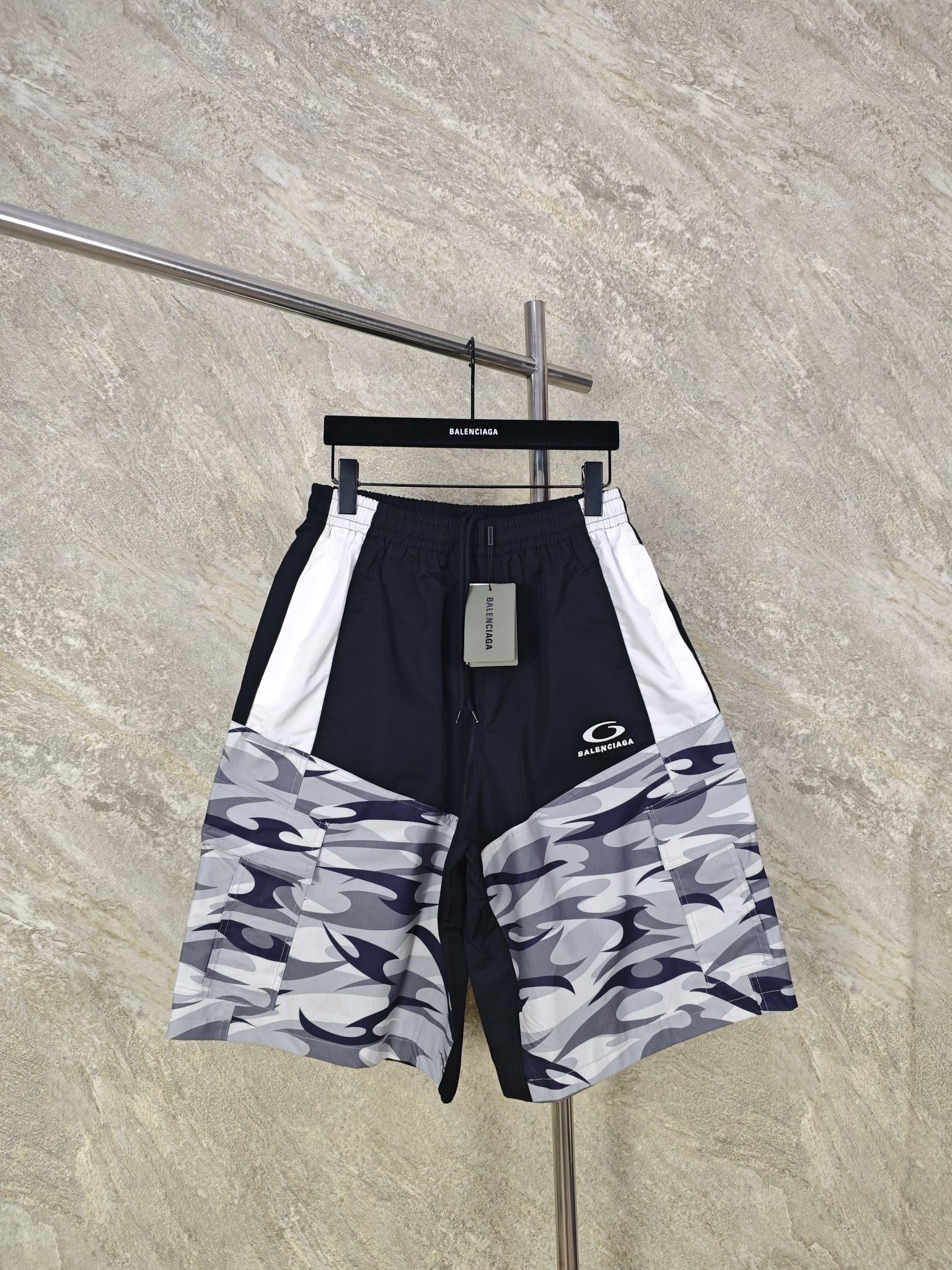 NO:885841,Top quality BLCG camouflage splicing work shorts. Cotton-feel technical fabric, three-thread blended warp and weft, comfortable feel. Adopt sports and workwear assembly tailoring, BASKETBALL embroidery technology on the left leg, functional splicing sewing technology, inner honeycomb structure mesh lining, loose fit, pure cotton inner drawstring waistband. Size S.M.L.XL Color black, Balenciaga-clothing, balenciaga, shorts,19860909顶级品质 BLCG 迷彩拼接工装短裤. 棉感科技面料,经纬三线混纺,手感舒适.釆用运动与工装拼装剪裁,左腿BASKETBALL刺绣工艺,机能拼接缝纫技术,内套蜂巢结构网眼内里,宽松版型,纯棉内抽绳腰头. 码数S.M.L.XL 颜色黑色,巴黎世家-服装,balenciaga,shorts,,Women's clothing