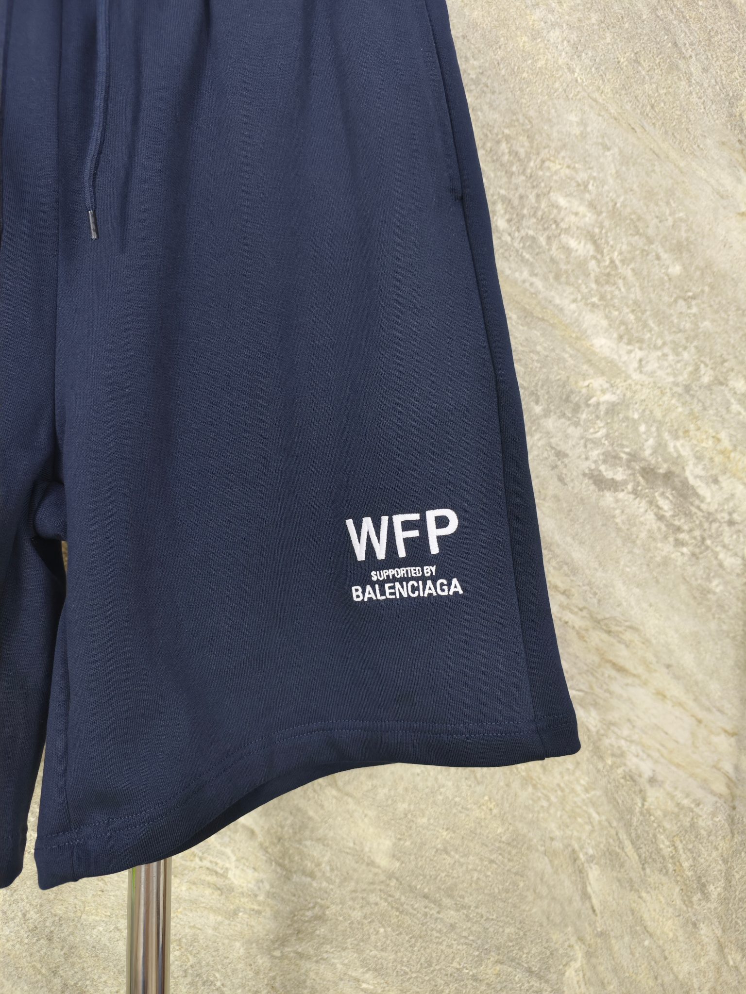 발렌시아가 WFP 프린트 네이비 남성 반바지 상세 이미지 5