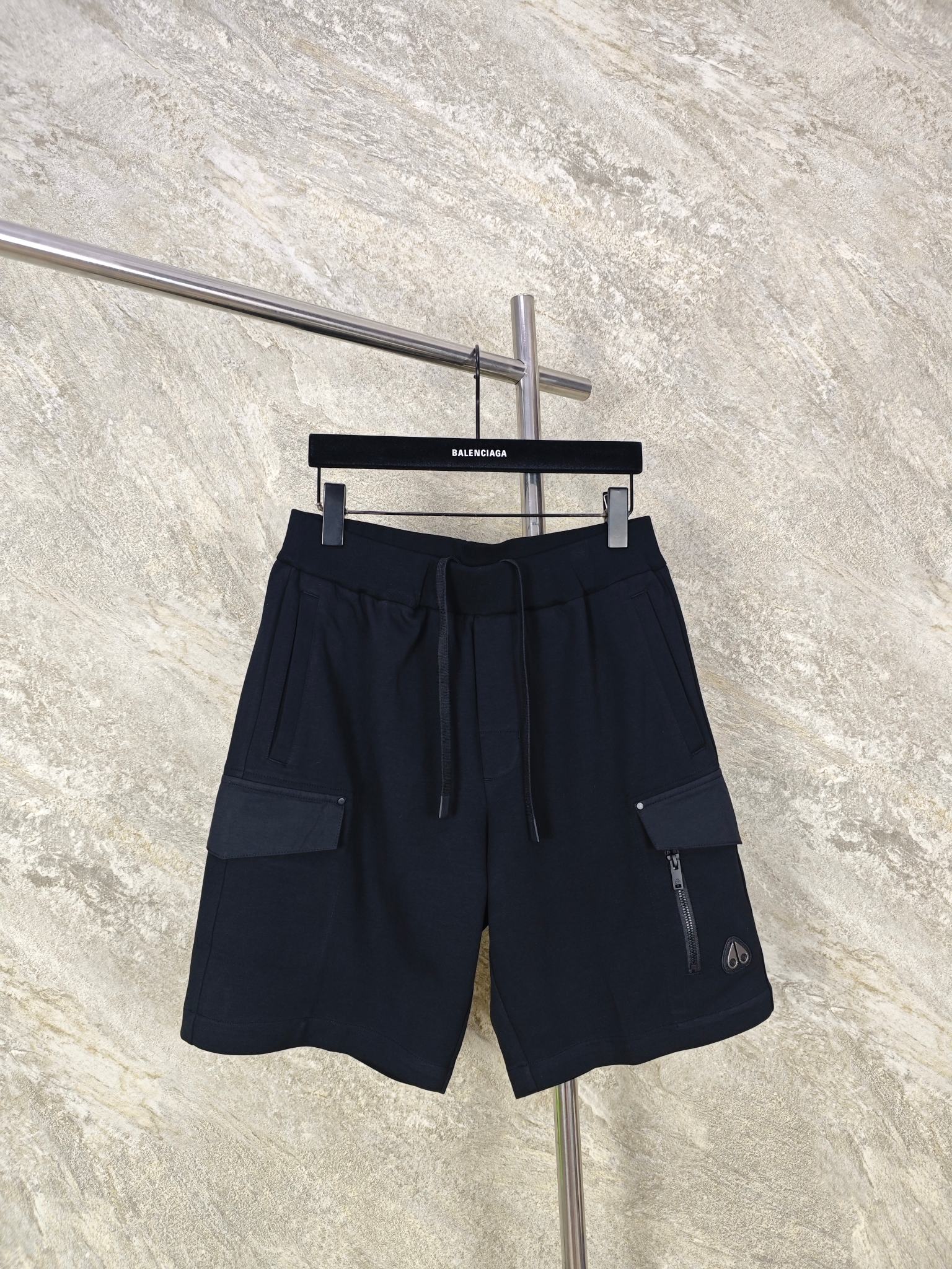 NO:885803,Top-quality Goose Knuckles scissor-style cotton shorts are made from heavyweight combed double-yarn knitted cotton fabric, which has been pre-washed, sanded, and air-softened to create a unique soft and crisp fabric feel. The fabric surface is fine and flat, the knitted texture is tight and not loose, and the surface has a matte soft texture. Size: SMLXL, men's clothing, shorts,19860909顶级品质 Goose Knuckles剪刀工装风棉质短裤 精选重磅精梳双纱针织纯棉面料,经过预洗磨毛、空气柔化工艺处理,打造软糯兼具挺括的独特布感,布面细密平整,针织纹理紧实不松散,表层自带哑光柔润质感. Size:SMLXL,男装,shorts,,Women's clothing