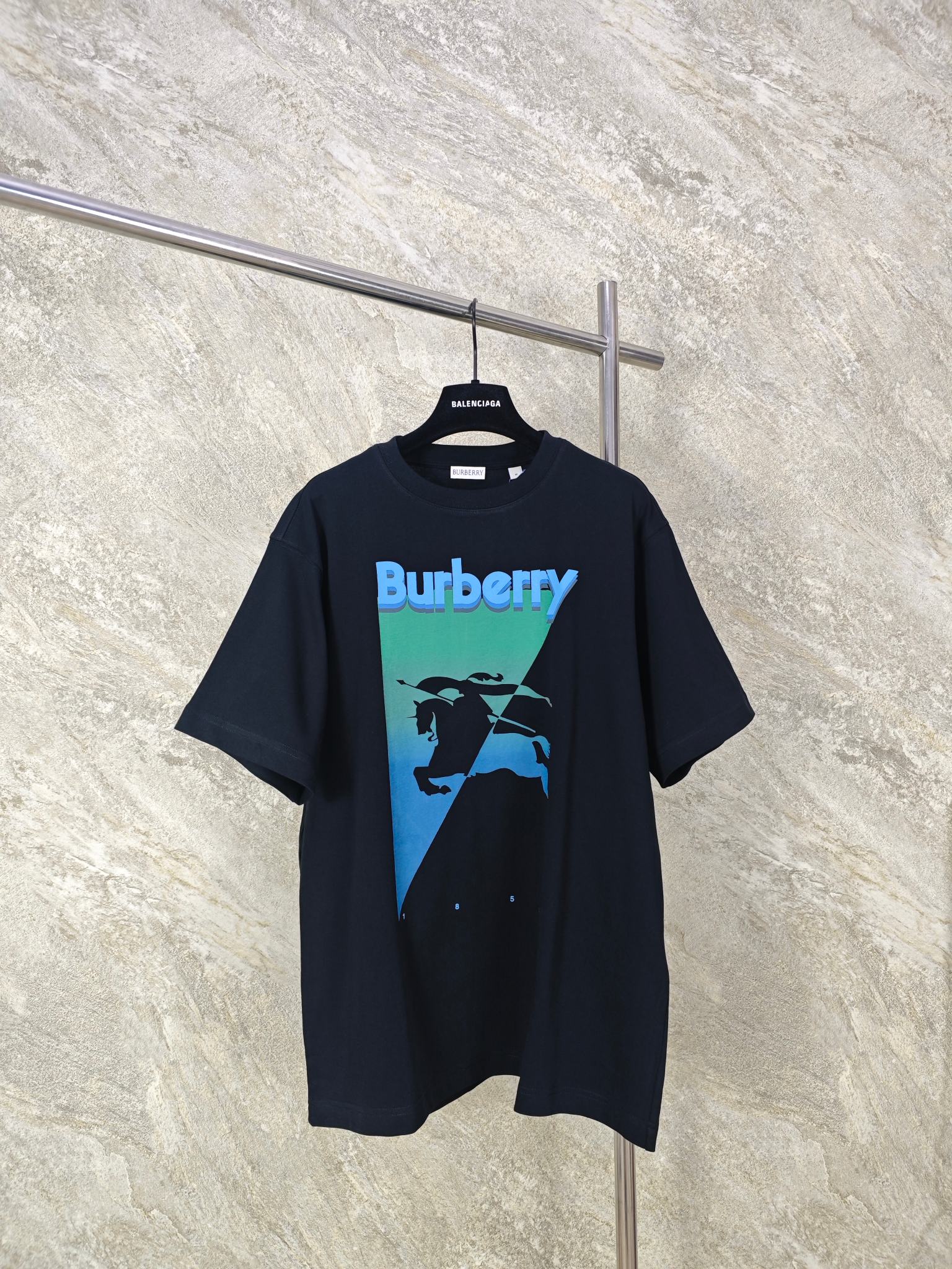 NO:885783,Top quality Burberry equestrian knight logo printed short sleeves. Double-ply combed ring-spun cotton knitted fabric is selected. The jersey fabric is woven using compact spinning technology. It has a solid weight and a stylish drape. Its knitted structure has soft elasticity, is wear-resistant and anti-pilling, and will not loosen easily after long-term wear. Size: SMLXL, Burberry-clothing, burberry, T-shirt,19860909顶级品质 Burberry马术骑士徽标印花短袖 甄选双股精梳环锭棉针织面料,采用紧密纺工艺织就平纹针织布,克重扎实垂坠有型.其针织结构自带柔和弹力,耐磨抗起球,久穿不易松垮. Size:SMLXL,博柏利-服装,burberry,T-shirt,,Women's clothing