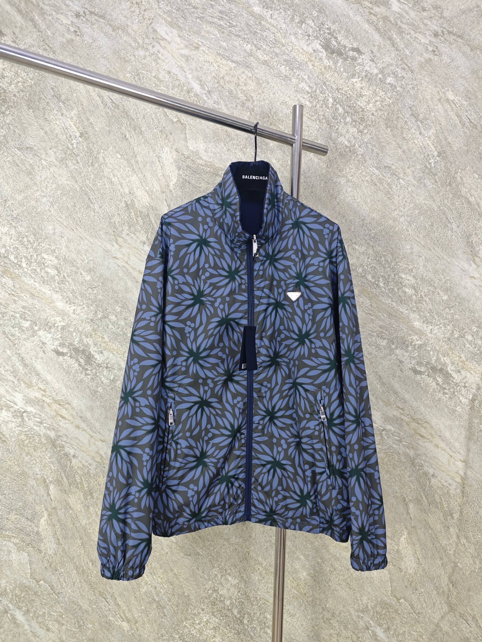 NO:885805,The top-quality PRADA double-sided stand-collar jacket is made of iconic nylon fabric on both sides. On the basis of the same performance as traditional nylon, the yarn breaking strength reaches 500N, which is far higher than ordinary nylon fabrics. The wear resistance is improved by 30, and it can cope with daily friction and stretching without pressure. It weighs only 90g per square meter, and is light and burdenless to wear. The structure is stable and can quickly return to flatness after multiple folds. SIZE: SMLXL, Prada-clothing, prada, prada, jackets & coats,19860909顶级品质 PRADA双面穿立领夹克 两面均采用标志性尼龙面料,与传统尼龙同等性能的基础上纱线断裂强度达500N,远超普通尼龙面料,耐磨损性能提升30,应对日常摩擦与拉伸无压力.每平方米重量仅90g,穿着轻盈无负担；结构稳定,多次折叠后仍能快速恢复平整. SIZE:SMLXL,普拉达-服装,prada,prada,jackets & coats,,Women's clothing