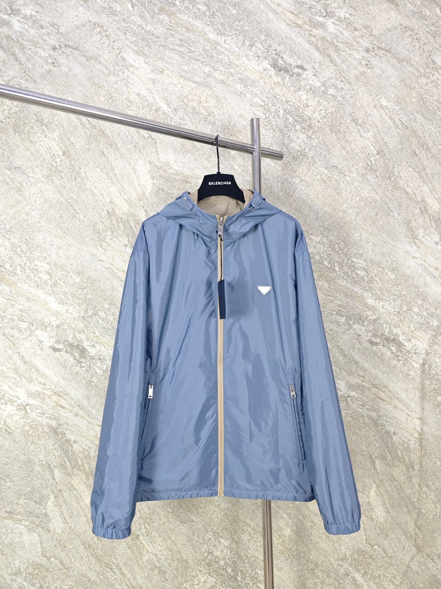 NO:885795,Top quality Prada double-sided logo hooded jacket is made of high-quality regenerated nylon fabric and high-density woven. The overall fabric is light in weight and has no weight on the upper body. It is not easy to wrinkle and leave marks when folded repeatedly and is easy to take care of. The inside and outside are made of independent fabrics, which can be worn reversibly. The weaving structure is moderately dense, taking into account windproof and breathable, and can be used as a sun protection jacket in spring and summer. Size: SMLXL, Prada-Clothing, prada, prada, jackets &  coats,jackets & coats,hats,19860909顶级品质 Prada双面饰标连帽夹克 选用高品质再生尼龙面料,高密度梭织织造,整体面料自重轻盈,上身无负重感,反复折叠不易起皱留痕,便于打理.里外双面独立面料,实现正反两穿,编织结构疏密适中,兼顾防风与透气,春夏可作防晒外套. Size:SMLXL,普拉达-服装,prada,prada,jackets & coats,jackets & coats,hats,,Women's clothing