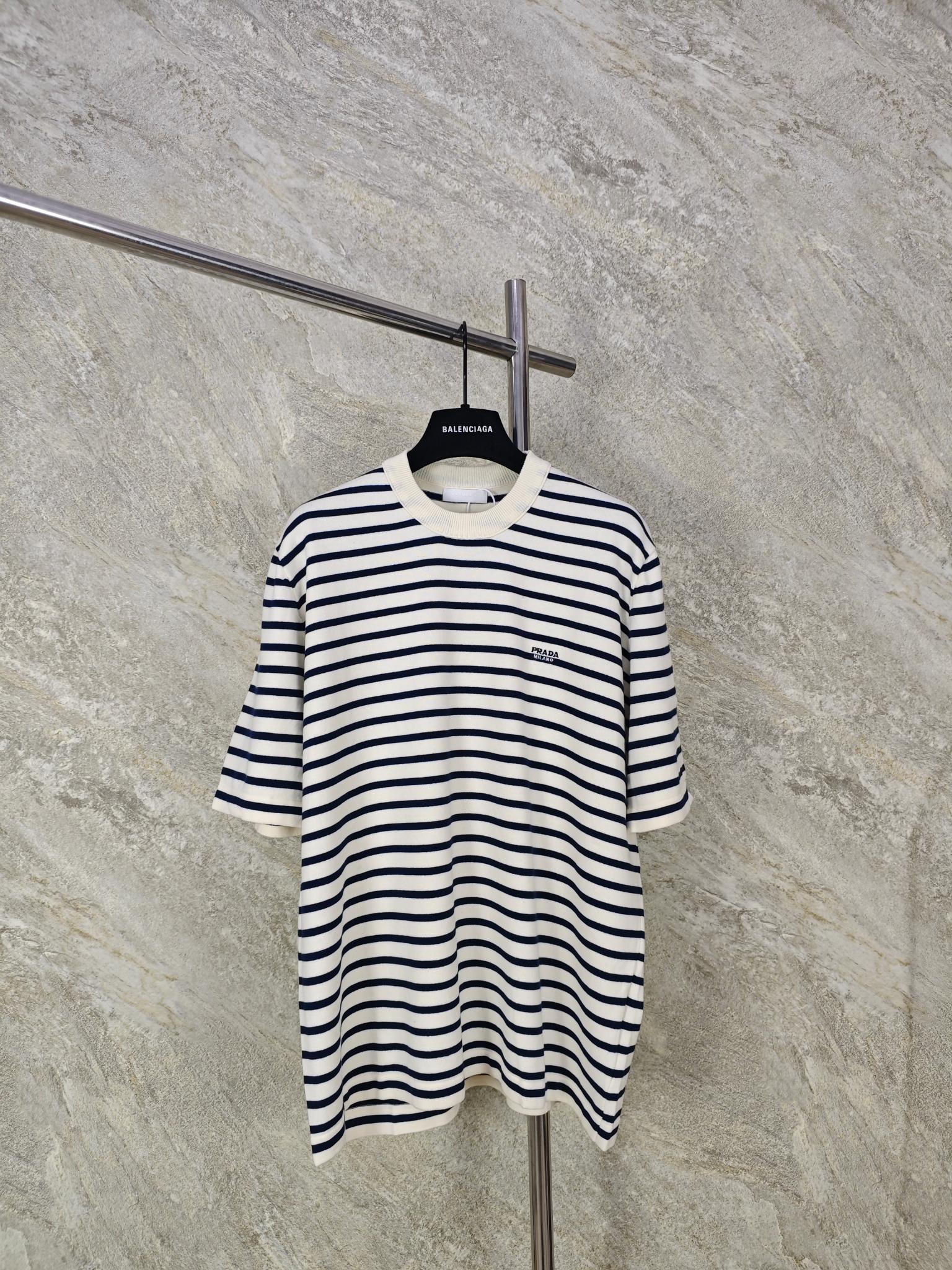 NO:885835,Top quality Prada striped small embroidery logo sweater. The fabric is made of 30 wool, 60 wool and 10 nylon. The embroidery is 3D three-dimensional embroidery, and the chest is embellished with brand letter embroidery. The whole needle count is 1800. Ready-made clothes are washed to remove wool impurities, fix the color, fix the version, and add hand feel. size S M L XL, Prada-clothing, prada, prada,19860909顶级品质 Prada 条纹小标刺标识针织衫 面料采用30羊毛60羊毛10锦纶. 刺绣采用3D立体刺绣,胸口以品牌字母刺绣为点缀.整针数为1800针.成衣洗水,去除羊毛杂质,固色,固定版型,添加手感. size S M L XL,普拉达-服装,prada,prada,,Women's clothing