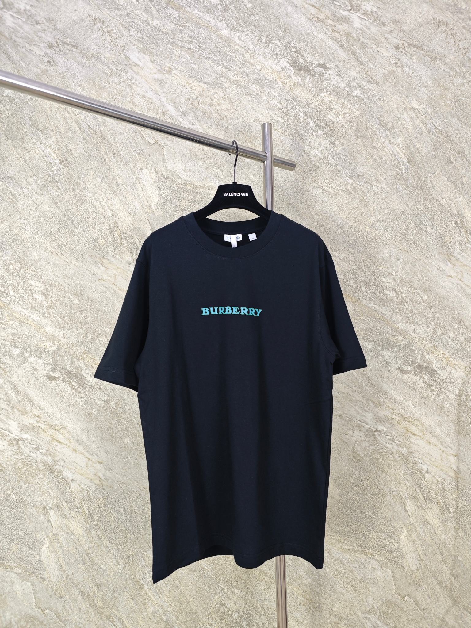 NO:885794,Top quality Burberry Blue Knight short sleeves are made of 15-count special-spun compact cotton, 230g/㎡; paired with 32-count 1×1 rib, 340g/㎡. The fabric is a thick-needle heavy weight fabric with strong texture and stiff texture. Because the 15-count yarn is thick, the shaping process is particularly important. It can eliminate the internal stress generated during the weaving process of the thick-count yarn and prevent pattern misalignment due to fabric shrinkage during subsequent multi-layer printing. size S M L  XL,Burberry-clothing,burberry,burberry,T-shirt,19860909顶级品质 Burberry巴宝莉蓝骑士短袖 用15支特纺紧密棉,230g/㎡；搭配32支1×1罗纹,340g/㎡.面料属于粗针重克重面料,肌理感强、质地挺括.由于15支纱线较粗,定形工序尤为重要,它能消除粗支纱线织造过程中产生的内应力,防止后续多层印花时因面料收缩导致图案错位. size S M L XL,博柏利-服装,burberry,burberry,T-shirt,,Women's clothing