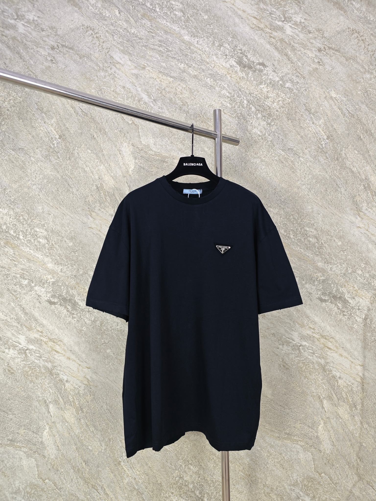 NO:885744,Top quality Prada washed naturally frayed steel label short sleeves. The fabric is made of 16-count single yarn combed cotton. The thread is made of 1*1 matching Salona. Garment wash - natural fraying - local holes, original molded custom accessories, enamel electroplating process, brand logo engraved on the surface. This soft and skin-friendly round neck short sleeves are embellished with classic steel labels, and the whole body of the clothes is frayed and destroyed. size S M L XL,Prada-clothing,prada,prada,T-shirt,19860909顶级品质 Prada洗水自然磨破钢标短袖 面料采用16支单纱精梳棉.螺纹采用1*1配套索罗纳.成衣洗水-自然磨破-局部破洞,原版开模定制辅料,琺琅电镀工艺,面上刻字品牌标识.这款柔软贴肤的圆领短袖采用经典钢标做为点缀,衣服全身做有磨破与破坏工艺. size S M L XL,普拉达-服装,prada,prada,T-shirt,,Women's clothing