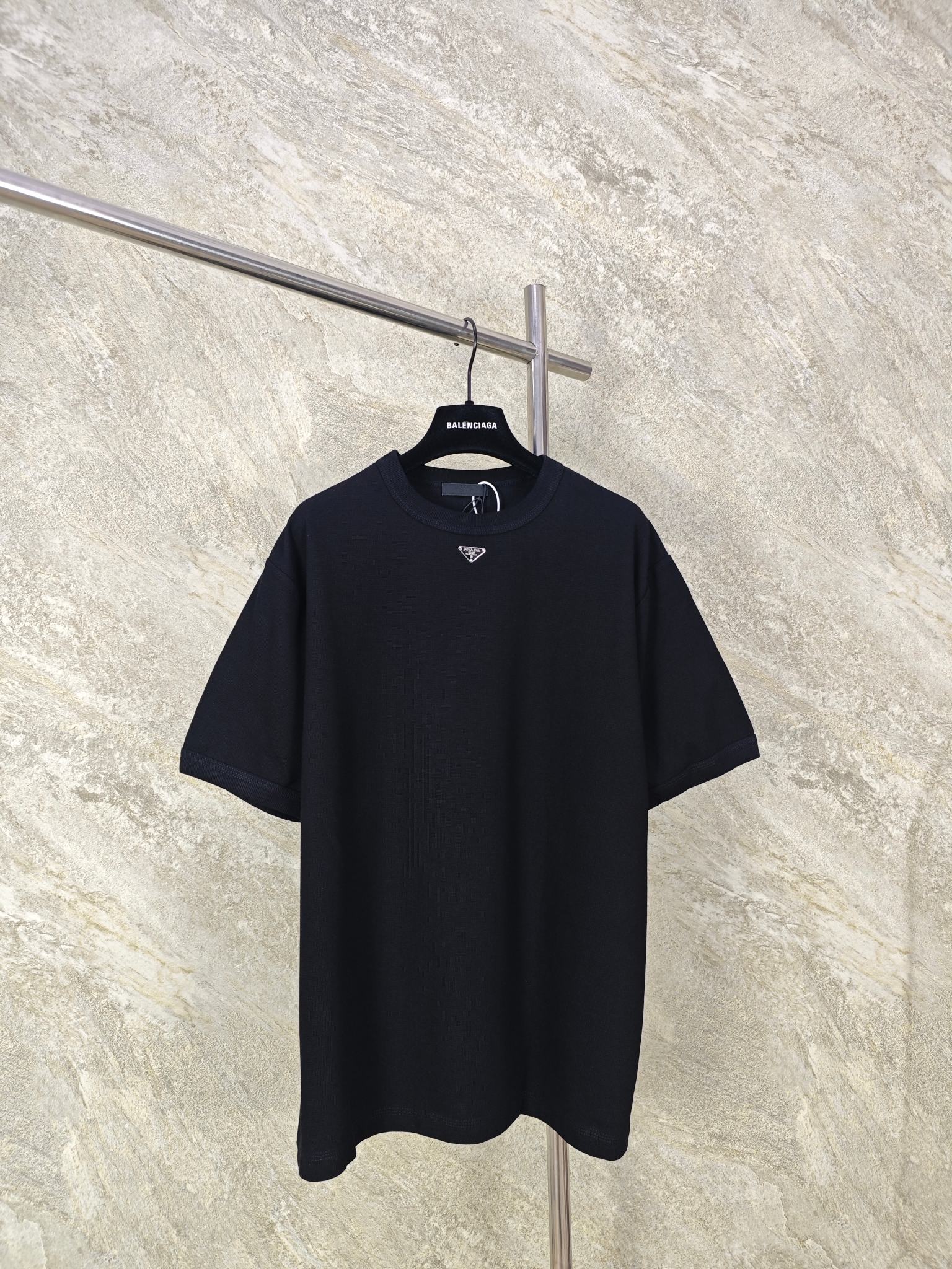 NO:885824,Top quality PRADA small collar label waffle short sleeves. The fabric is made of cotton yarn custom-woven small mesh waffle fabric. The accessories are customized with 11 small size steel labels, accurate and zero deviation. Using the original enamel plating process. The design is simple but unique in style. This T-shirt is made of soft cotton fabric, classic short-sleeved cut, and rib knitted trim. The enameled metal triangle logo decorates this piece of clothing. size S M L  XL,Prada-clothing,prada,prada,T-shirt,tees,t-shirt,19860909顶级品质 PRADA小领标华夫格短袖 面料采用绵纱定织小网格华夫格面料.辅料定制11小尺寸钢标,精准零偏差.采用原版珐琅电镀工艺.设计简约但风格独特,这款T恤采用柔软棉质面料,经典短袖剪裁,配以罗纹针织饰边.涂珐琅金属三角形徽标装饰这件衣服. size S M L XL,普拉达-服装,prada,prada,T-shirt,tees，t-shirt,,Women's clothing