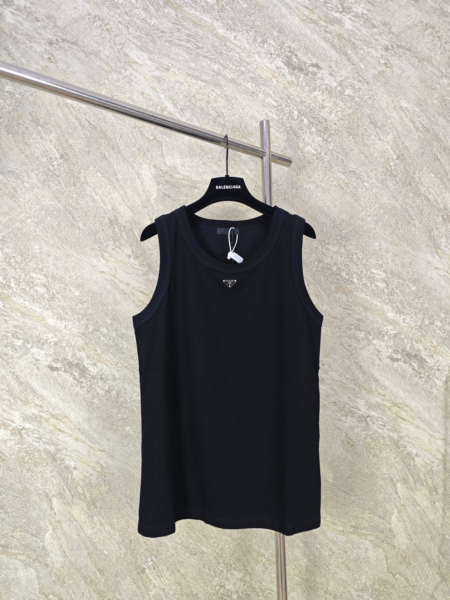 NO:885814,Top quality PRADA small collar label waffle vest. The fabric is made of cotton yarn custom-woven small mesh waffle fabric. Customized 11 small size steel labels, accurate and zero deviation. Using the original enamel plating process. Simple and unique, this soft cotton vest is sporty cut. Decorated with enamel triangular metal logo, enamel triangular metal logo. size S M L XL, Prada - clothing, prada, prada,19860909顶级品质 PRADA小领标华夫格背心 面料采用绵纱定织小网格华夫格面料.定制11小尺寸钢标,精准零偏差.采用原版珐琅电镀工艺.简单而独具特色,这款柔软棉质背心采用运动剪裁.饰有涂珐琅三角形金属徽标,涂珐琅三角形金属徽标. size S M L XL,普拉达-服装,prada,prada,,Women's clothing