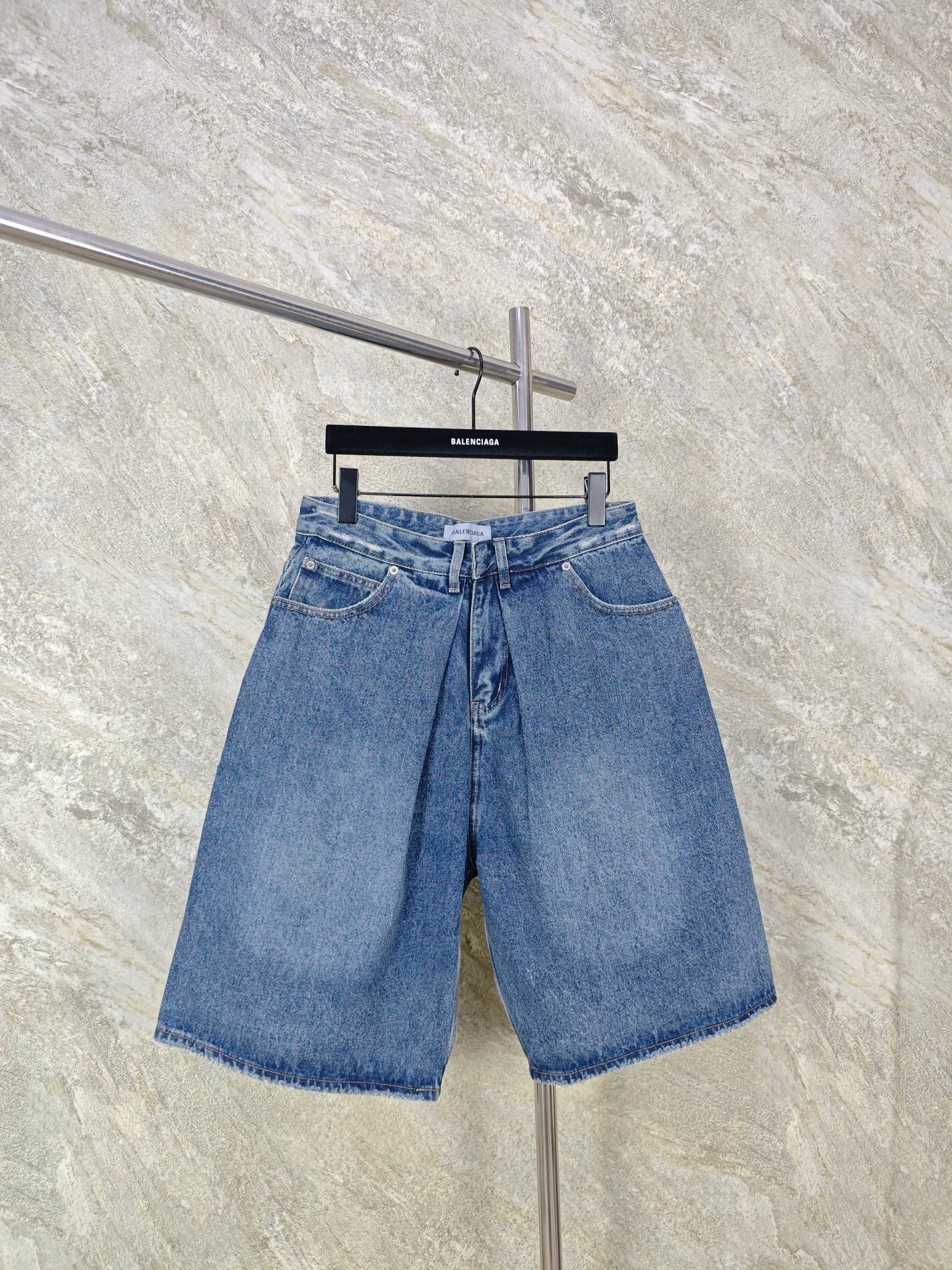 NO:885765,Top quality Blcg Balenciaga FOLDED denim shorts. The core of these shorts adopts three-dimensional folding and deconstructed cutting, breaking through the flat structure of traditional denim shorts. Through precise cutting positioning and double-layer denim fabric superimposed stitching process, the iconic folded shape is created on the pants body. size 27 28 29 30, Balenciaga-clothing, balenciaga, shorts,19860909顶级品质 Blcg 巴黎世家 FOLDED牛仔短裤 这款短裤核心采用立体折叠解构剪裁,突破传统丹宁短裤的平面结构,通过精准裁片对位、双层牛仔面料叠加缝合工艺,在裤身打造标志性折叠造型. size 27 28 29 30,巴黎世家-服装,balenciaga,shorts,,Women's clothing