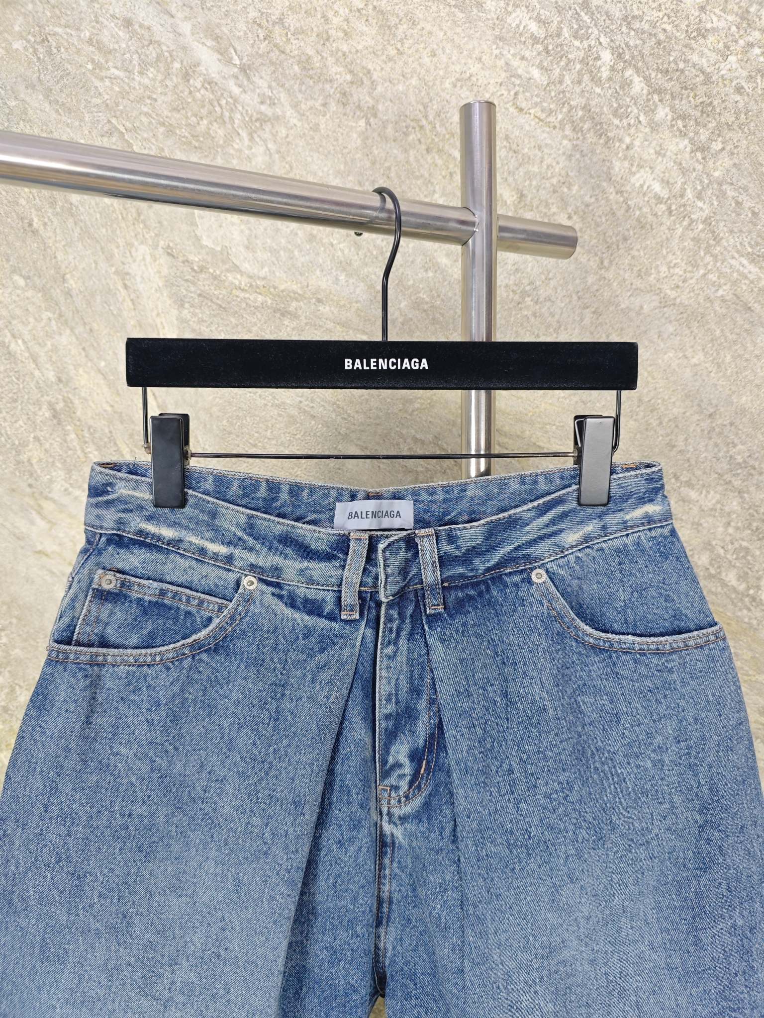 발렌시아가 접이식 구조 남성 데님 반바지 상세 이미지 3