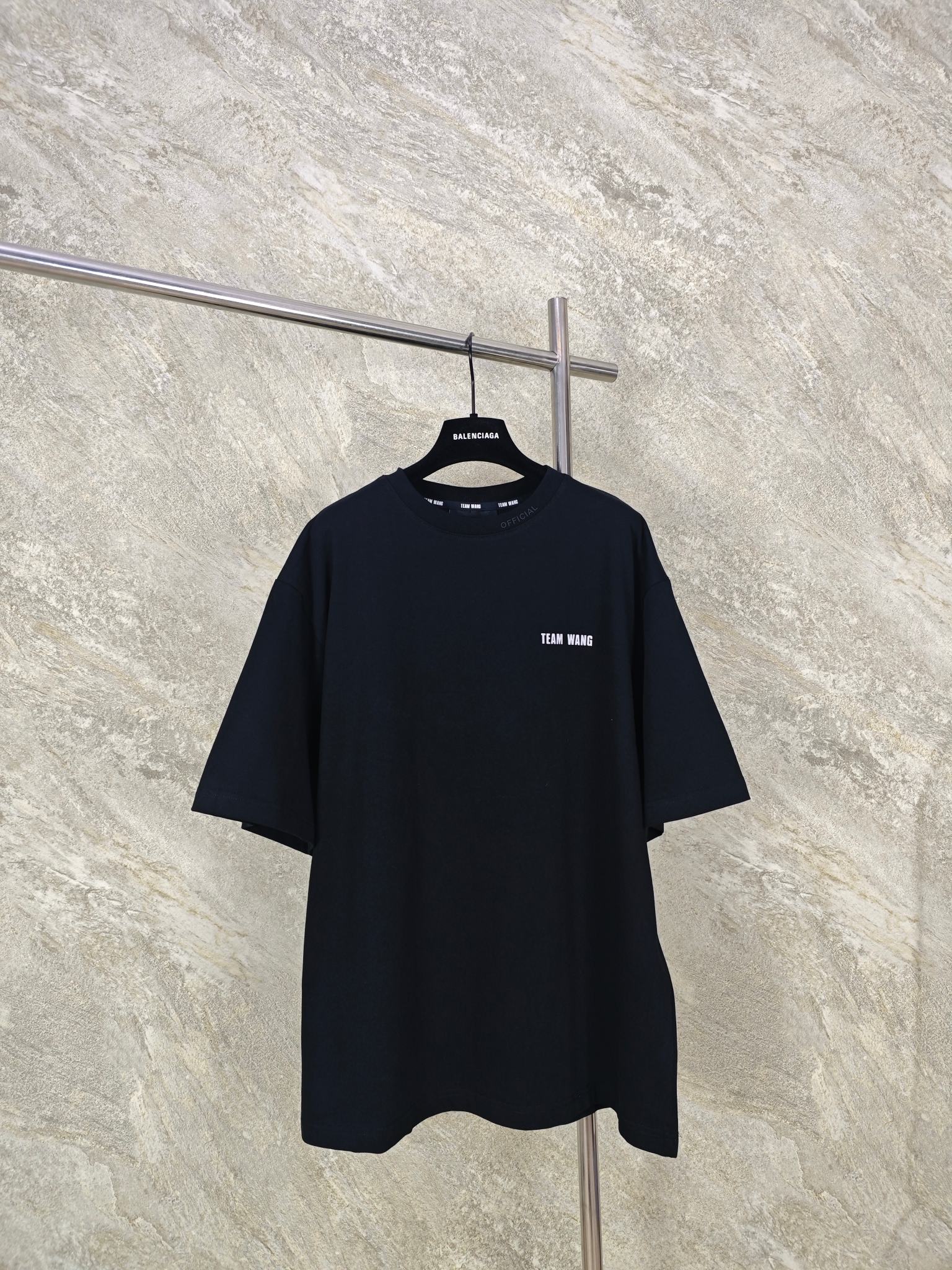 NO:887090,Top quality TEAM WANG Wang Jiaer's reflective laminated short sleeves, Wang Jiaer's own brand, adopts minimalist sports style, dominated by black aesthetics, with iconic white logo and detailed design (such as metal ventilation holes on the back of the collar), integrating fashion and art. It conveys a sense of strength through simple design, while paying attention to detail innovation, such as the ventilation hole design for hanging accessories, front and rear ultra-thick laminated logo threads, small details and hot glue, unique. Fabric 250 grams of heavy combed cotton, color black  Size 0-1-2, men's clothing, T-shirt,19860909顶级品质 TEAM WANG王嘉尔反光压胶短袖 王嘉尔自主品牌 采用极简运动风,以黑色美学为主导,搭配标志性白色Logo和细节设计（如领后金属透气孔）,将时尚与艺术融合.通过简约设计传递力量感,同时注重细节创新,如可悬挂配饰的透气孔设计,前后超厚压胶logo螺纹小细节烫胶,别具一格. 面料250克重磅精梳纯棉 颜色黑 码数0-1-2码,男装,T-shirt,,Women's clothing