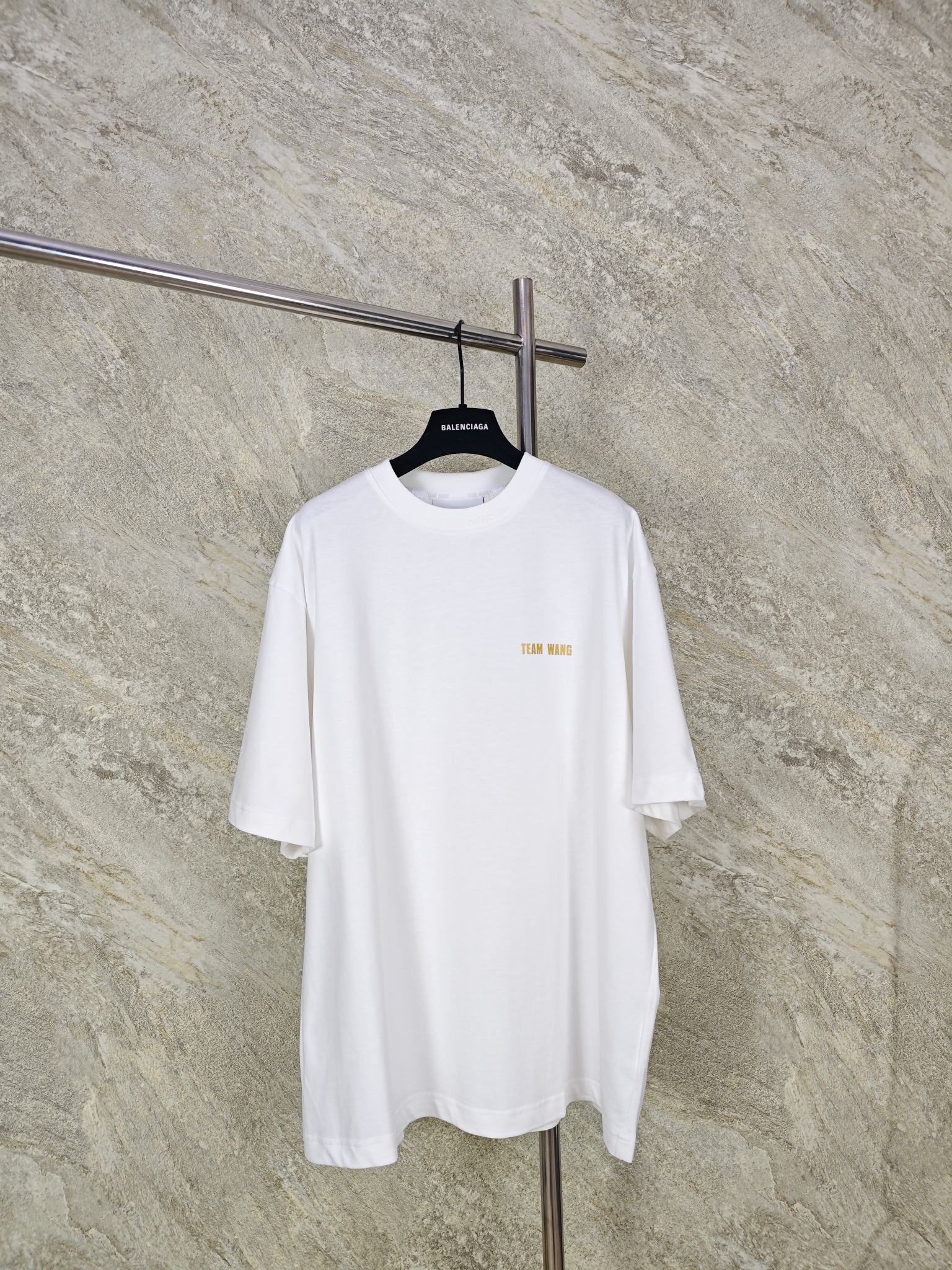 NO:887099,Top quality TEAM WANG Wang Jiaer platinum laminated short sleeves Wang Jiaer's own brand adopts minimalist sports style, dominated by black aesthetics, with iconic white logo and detailed design (such as metal ventilation holes on the back of the collar), integrating fashion and art. It conveys a sense of strength through simple design, while paying attention to detail innovation, such as the ventilation hole design for hanging accessories, the fabric is 250 grams of heavy combed cotton, color: white, size 0-1-2, men's clothing, T-shirt,19860909顶级品质 TEAM WANG王嘉尔白金压胶短袖 王嘉尔自主品牌 采用极简运动风,以黑色美学为主导,搭配标志性白色Logo和细节设计（如领后金属透气孔）,将时尚与艺术融合.通过简约设计传递力量感,同时注重细节创新,如可悬挂配饰的透气孔设计,面料250克重磅精梳纯棉 颜色: 白 码数0-1-2码,男装,T-shirt,,Women's clothing