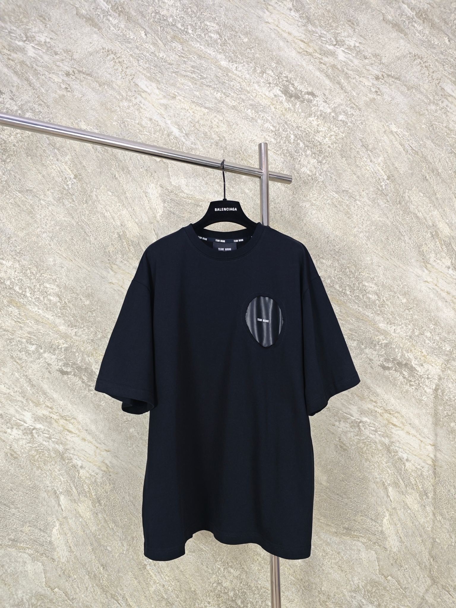 NO:887108,Top quality TEAM WANG Wang Jiaer leather stitching ripped short sleeves Wang Jiaer's own brand adopts minimalist sports style, dominated by black aesthetics, with iconic white logo and detailed design (such as metal ventilation holes on the back of the collar), integrating fashion and art. PU splicing, do not dry clean, do not expose to the sun, color black, size 0-1-2, men's clothing, T-shirt,19860909顶级品质 TEAM WANG王嘉尔皮革拼接破洞短袖 王嘉尔自主品牌 采用极简运动风,以黑色美学为主导,搭配标志性白色Logo和细节设计（如领后金属透气孔）,将时尚与艺术融合.PU拼接,不要干洗,不要暴晒 颜色黑 码数0-1-2码,男装,T-shirt,,Women's clothing