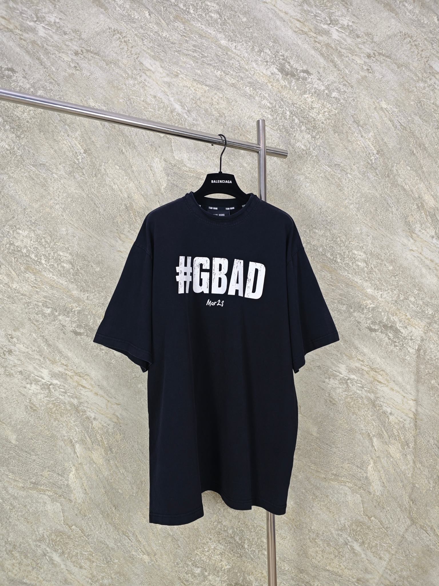 NO:887117,Top quality TEAM WANG Wang Jiaer birthday party short-sleeved Wang Jiaer's own brand adopts minimalist sports style, dominated by black aesthetics, with iconic white logo and detailed design (such as metal ventilation holes on the back of the collar), integrating fashion and art. Color black, size 0-1-2, men's clothing, T-shirt,19860909顶级品质 TEAM WANG王嘉尔生日会短袖 王嘉尔自主品牌 采用极简运动风,以黑色美学为主导,搭配标志性白色Logo和细节设计（如领后金属透气孔）,将时尚与艺术融合. 颜色黑 码数0-1-2码,男装,T-shirt,,Women's clothing