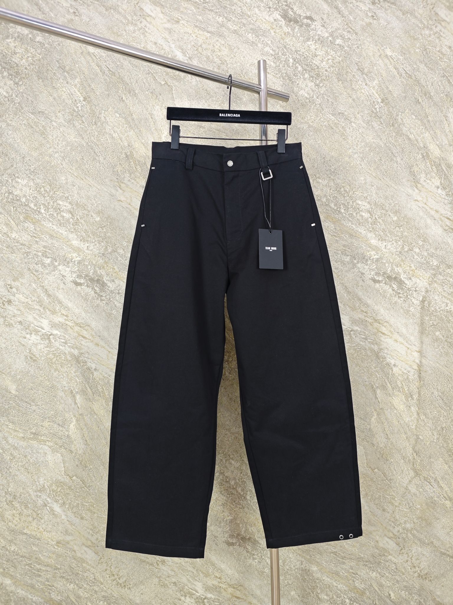 NO:887127,Top quality TEAM WANG Wang Jiaer washed wide-leg trousers Wang Jiaer's own brand adopts minimalist sports style, dominated by black aesthetics, integrating fashion and art. It conveys a sense of strength through simple design, while paying attention to detail innovation, using wool blended fabric, super soft and comfortable, color black, size 0-1-2, men's clothing,19860909顶级品质 TEAM WANG 王嘉尔水洗阔腿长裤 王嘉尔自主品牌 采用极简运动风,以黑色美学为主导,将时尚与艺术融合.通过简约设计传递力量感,同时注重细节创新,采用羊毛混纺面料 超级柔软舒适 颜色黑 码数0-1-2码,男装,,Women's clothing