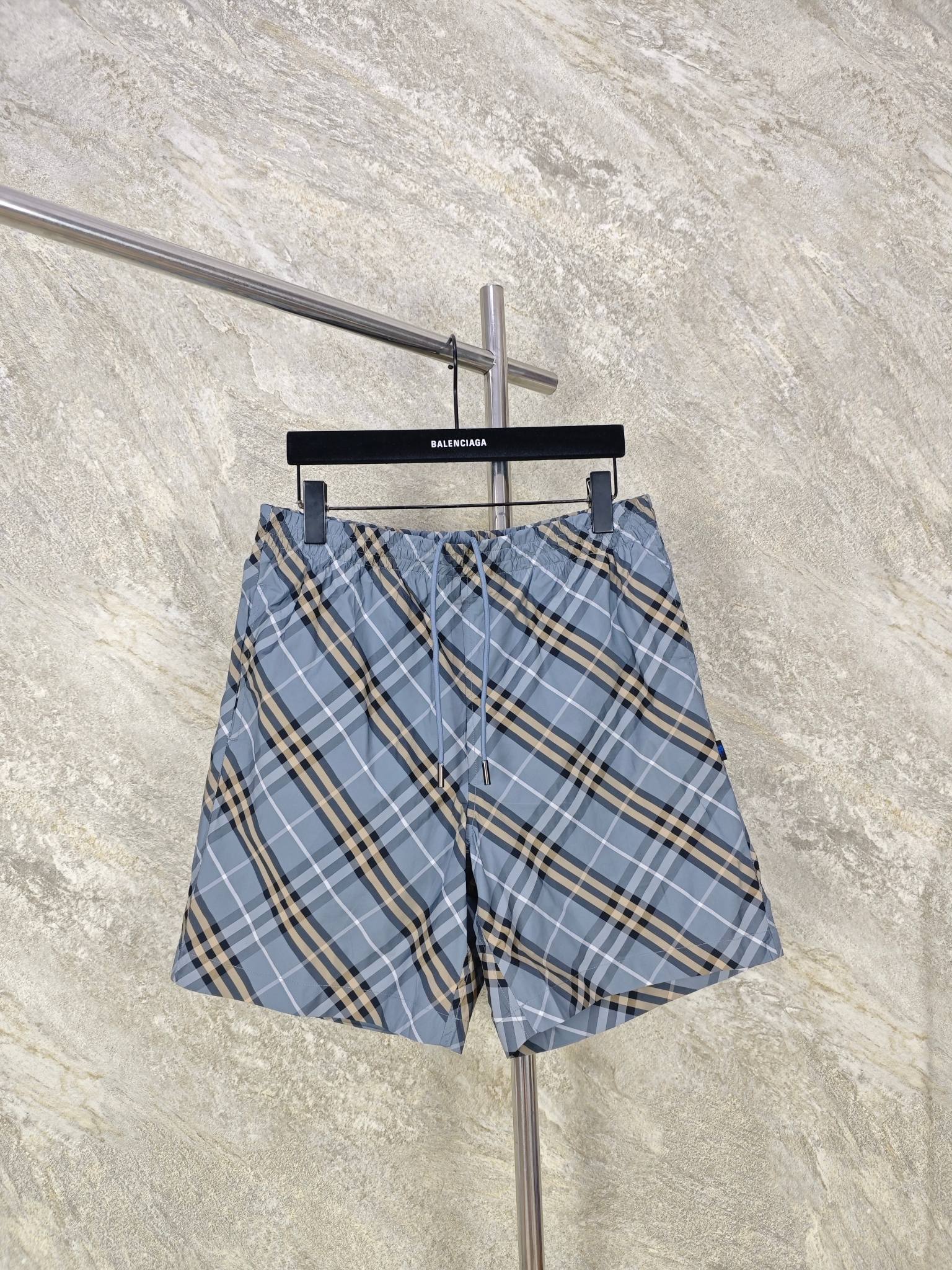 NO:888744,Top quality BURBERRY blue and gray twill plaid shorts are made of light nylon woven plaid fabric. The fibers on the fabric are tightly arranged and have strong wrinkle resistance while being lightweight and breathable. The plaid pattern is interwoven with thick lines in gray, khaki and other colors. SIZE: SMLXL, Burberry - Clothing, burberry, shorts,19860909顶级品质 BURBERRY蓝灰斜纹格短裤 选用轻薄尼龙梭织格纹面料,布面纤维排列紧密,抗皱性较强的同时不失轻便,透气性强等特点.格纹由灰色、卡其等多色粗线条交织而成 SIZE:SMLXL,博柏利-服装,burberry,shorts,,Women's clothing