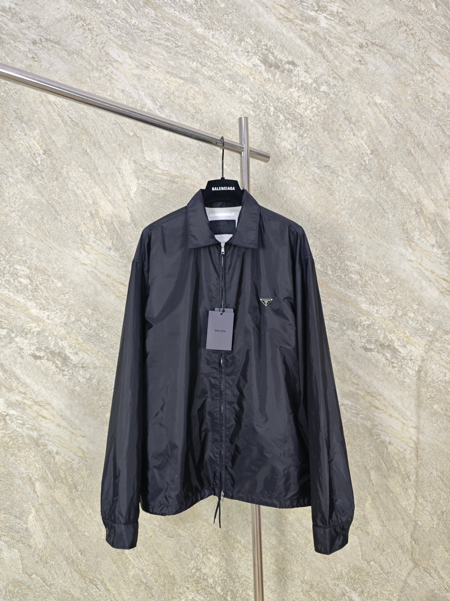 NO:898893,Top-quality Prada logo lapel small jacket. Selected high-density woven nylon fabric, with firm and full fiber texture. The overall texture is light and thin, with zero weight on the upper body. After the fabric has been treated with water-repellent treatment, slight moisture will not easily adhere to SizeSMLXL, Prada-clothing, prada, prada, jackets & coats,19860909顶级品质 Prada饰标翻领小外套 精选高密织造尼龙面料,纤维肌理紧实饱满,整体质地轻盈轻薄,上身零负重.面料经过防泼水处理之后,轻微湿水不易附着 SizeSMLXL,普拉达-服装,prada,prada,jackets & coats,,Women's clothing