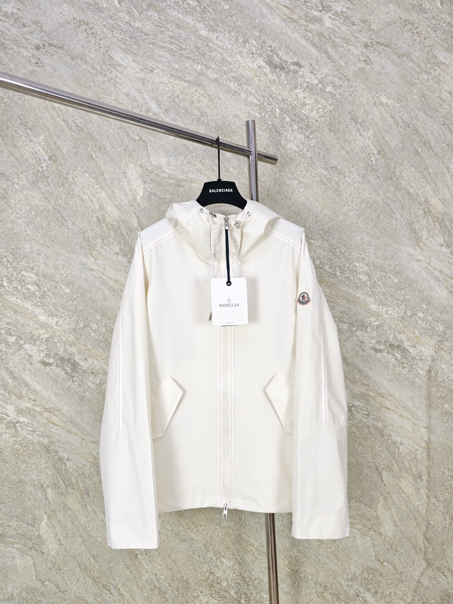 NO:887599,Top quality Moncler trimmed hooded jacket is made of polyester fiber and nylon blend, combined with a tear-proof plain weave structure. The cloth surface is fine and flat, with a low-key cross-check texture. It is light and has a certain stiffness, showing a clean and neat texture. Size: 1 2 3 4, men's clothing, jackets & coats, hats,19860909顶级品质 Moncler饰边连帽外套 采用聚酯纤维与锦纶混纺,结合防撕裂平纹织造结构编织而成.布面细密平整,带有低调的十字格纹肌理,轻薄中带有一定挺括感,呈现干净利落的质感. Size:1 2 3 4,男装,jackets & coats,hats,,Women's clothing