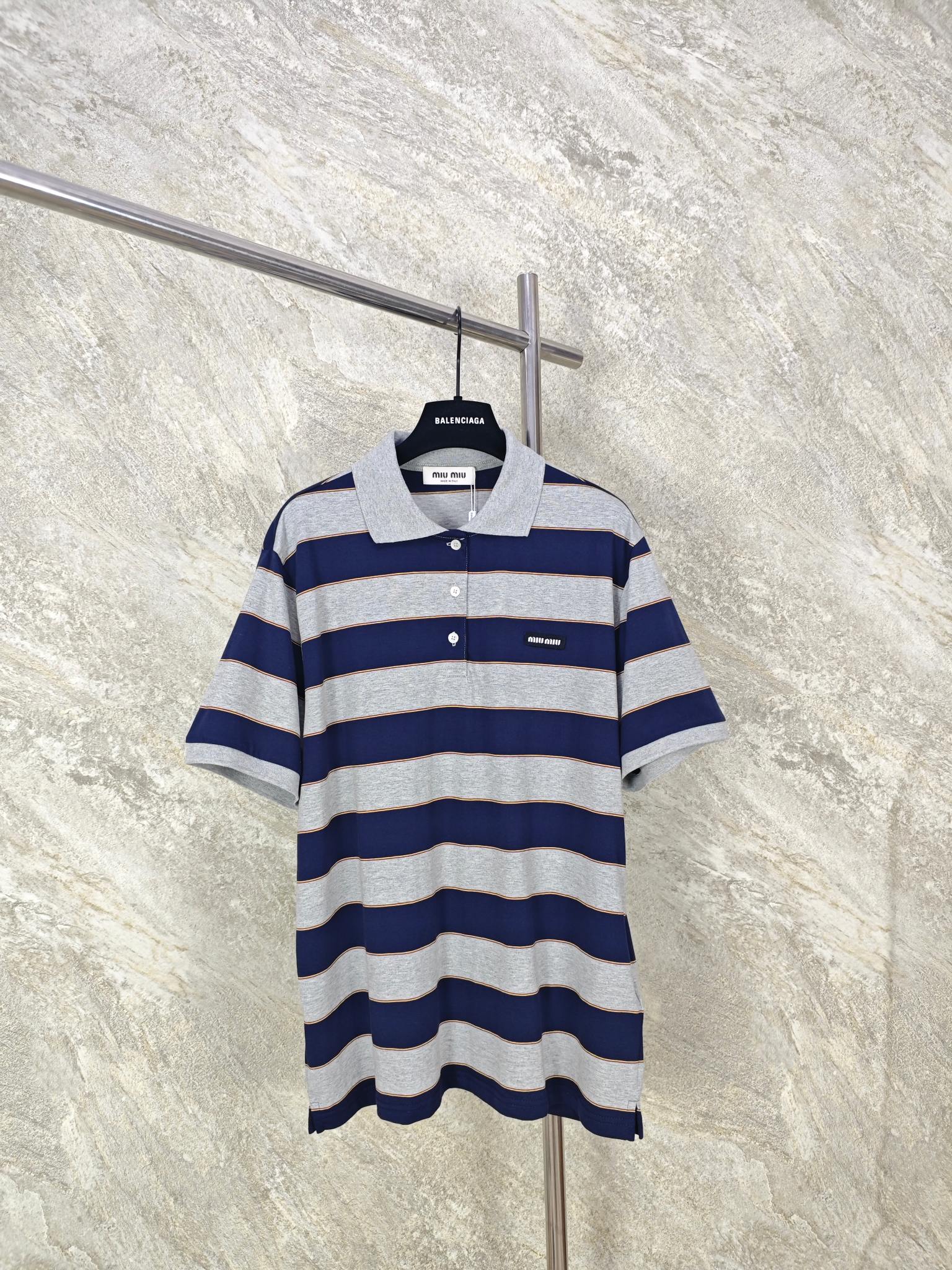 NO:888743,Top quality Miumiu striped knitted jersey POLO shirt, originally purchased and developed for 10,000 yuan, made of 170g cotton striped knitted fabric, with flat machine ribbing, template embroidery, positioning cutting bed, customized 11 buttons size S M L XL, Miumiu-clothing, miumiu,19860909顶级品质 Miumiu条纹针织球衣POLO衫 原版10000购入开发,采用全棉条纹针织面料170克,搭配扁机罗纹,模版刺绣,定位裁床,定制11纽扣 size S M L XL,缪缪-服装,miumiu,,Women's clothing