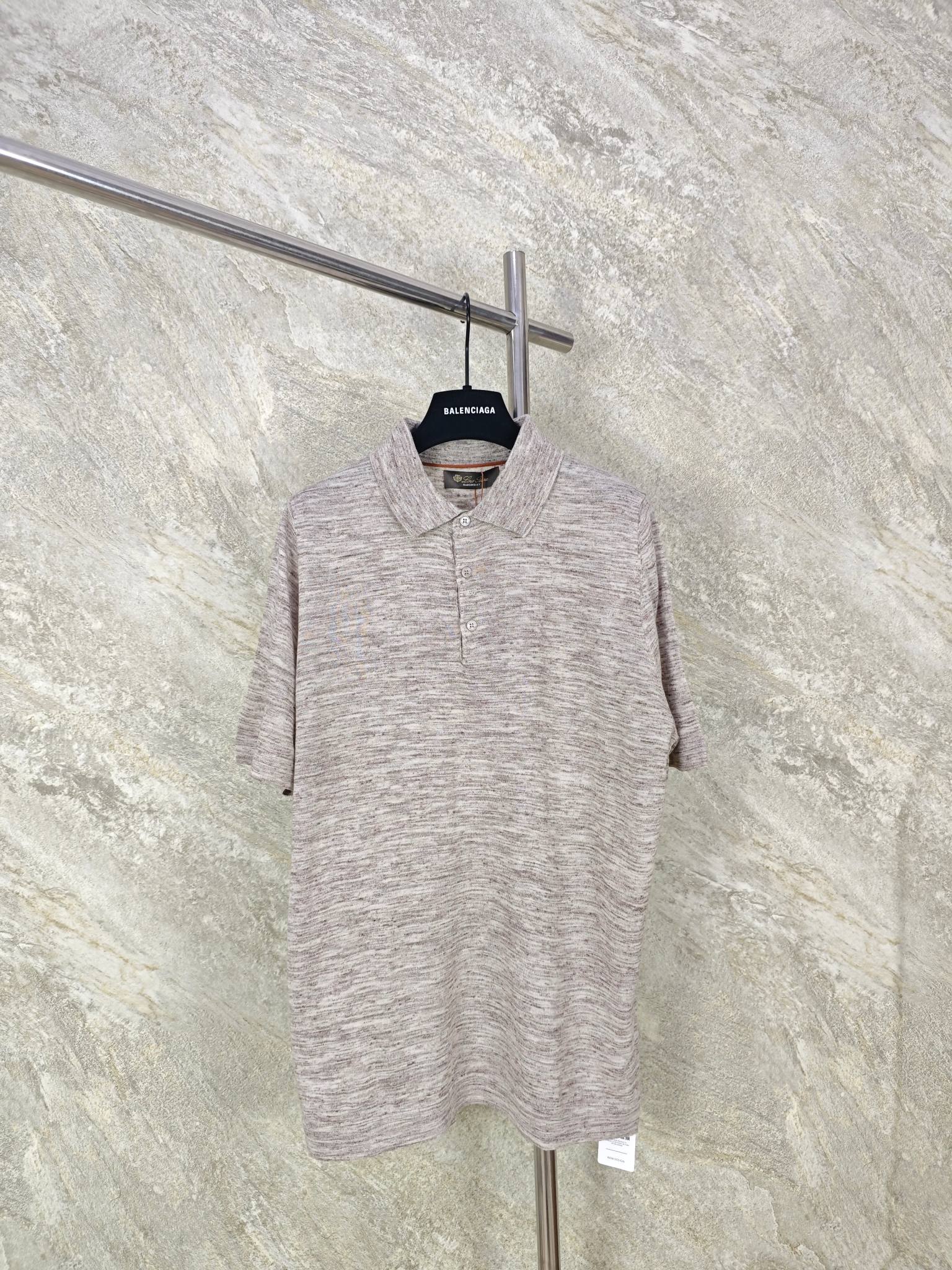 NO:887588,Top quality LP floral brown woolen polo short sleeves. Selected linen and acrylic blended wool yarns, scientifically matched to combine the advantages of both materials, retain the inherent breathable and dry characteristics of linen, and bid farewell to the hot and sticky feeling. Color floral brown Size ( S M L XL ), men's clothing, loro piana, T-shirt,19860909顶级品质 LP花褐色毛织polo短袖 甄选亚麻与腈纶混纺毛纱,科学配比糅合双料优势,既留存亚麻与生俱来的透气干爽特质,告别穿搭闷热黏腻感. 颜色花褐色 Size( S M L XL ),男装,loro piana,T-shirt,,Women's clothing