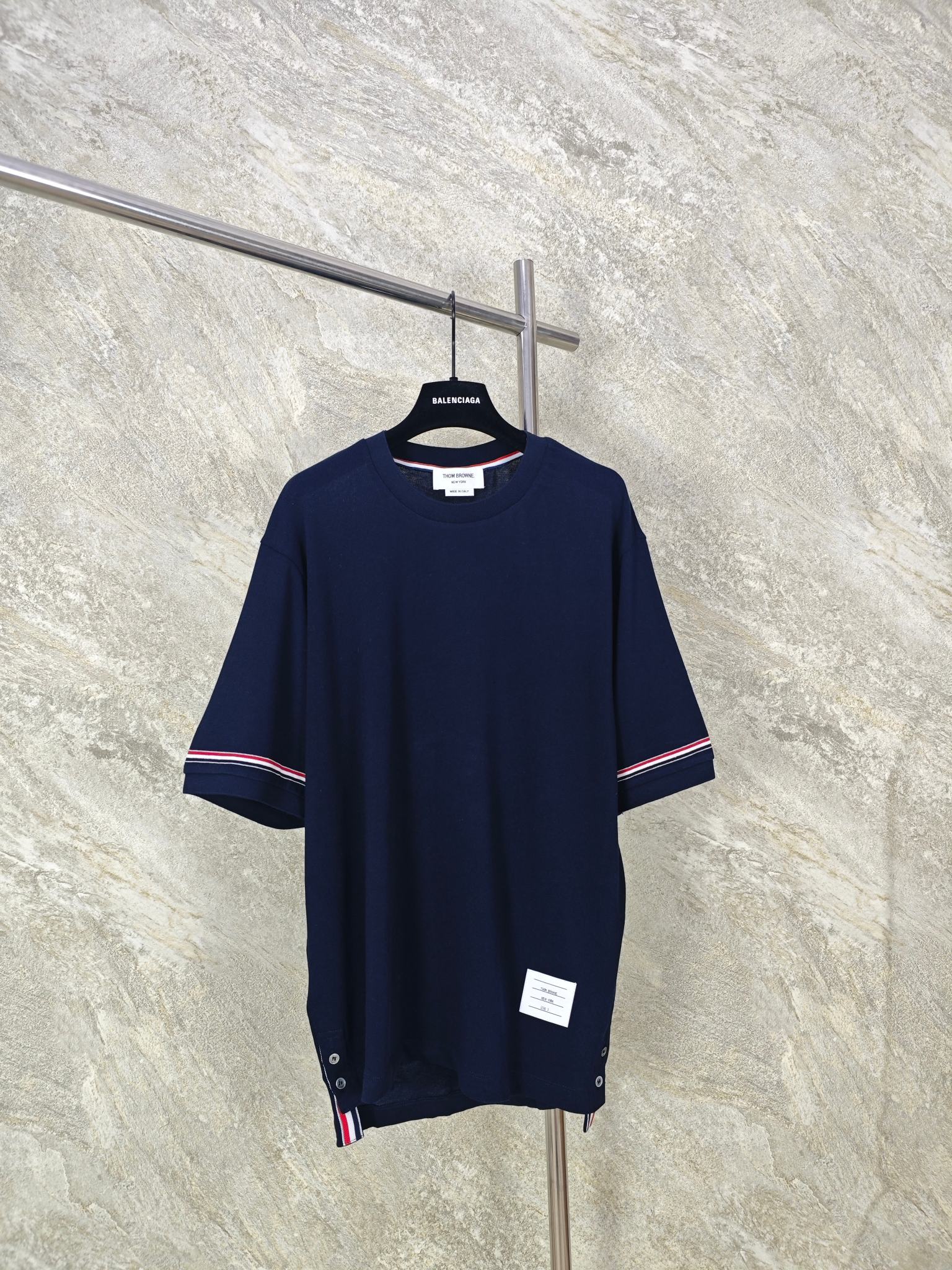 NO:887136,Top quality TB classic red, white and blue striped knitted short-sleeved fabrics, selected from high-count cotton fabrics, feel dry and delicate, breathable and skin-friendly, not sweaty, not prone to deformation and pilling after repeated wear, and maintain a neat fit after long-term washing. Color: Gray Navy Size: (1 2 3 4), Thom Browne-Clothing, Thom Browne, T-shirt,19860909顶级品质 TB 经典红白蓝条针织短袖 甄选 高支棉面料,触感干爽细腻,透气亲肤不闷汗,反复穿着也不易变形起球,久洗依旧保持利落版型. 颜色:灰色 藏青 Size:( 1 2 3 4 ),汤姆布朗-服装,thom browne,T-shirt,,Women's clothing