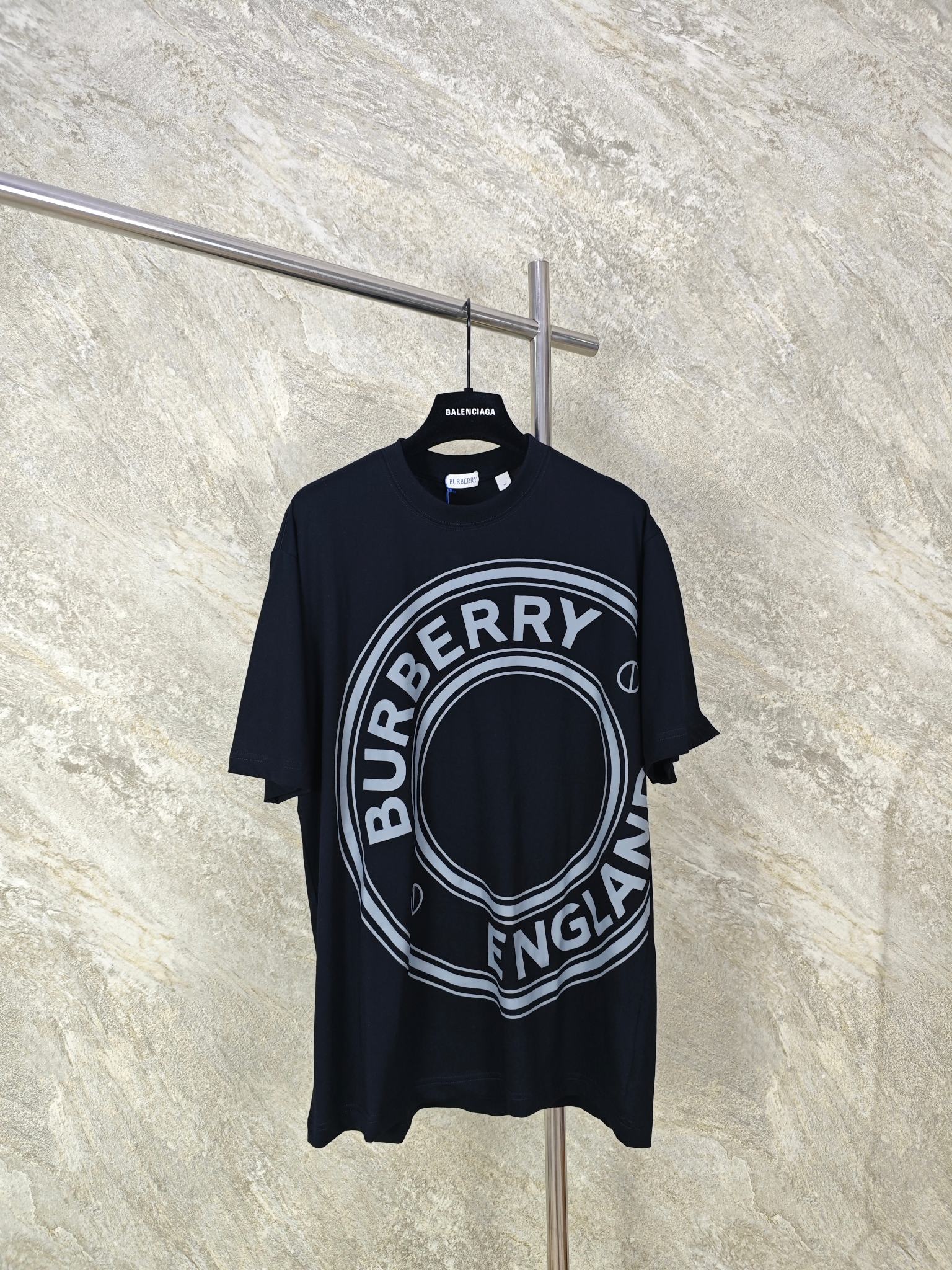 NO:888748,Top quality Burberry ring letter printed short sleeves Color: black white Size: XS S M L, Burberry-clothing, burberry, T-shirt,19860909顶级品质 Burberry 圆环字母印花短袖 颜色:黑 白 Size: XS S M L,博柏利-服装,burberry,T-shirt,,Women's clothing