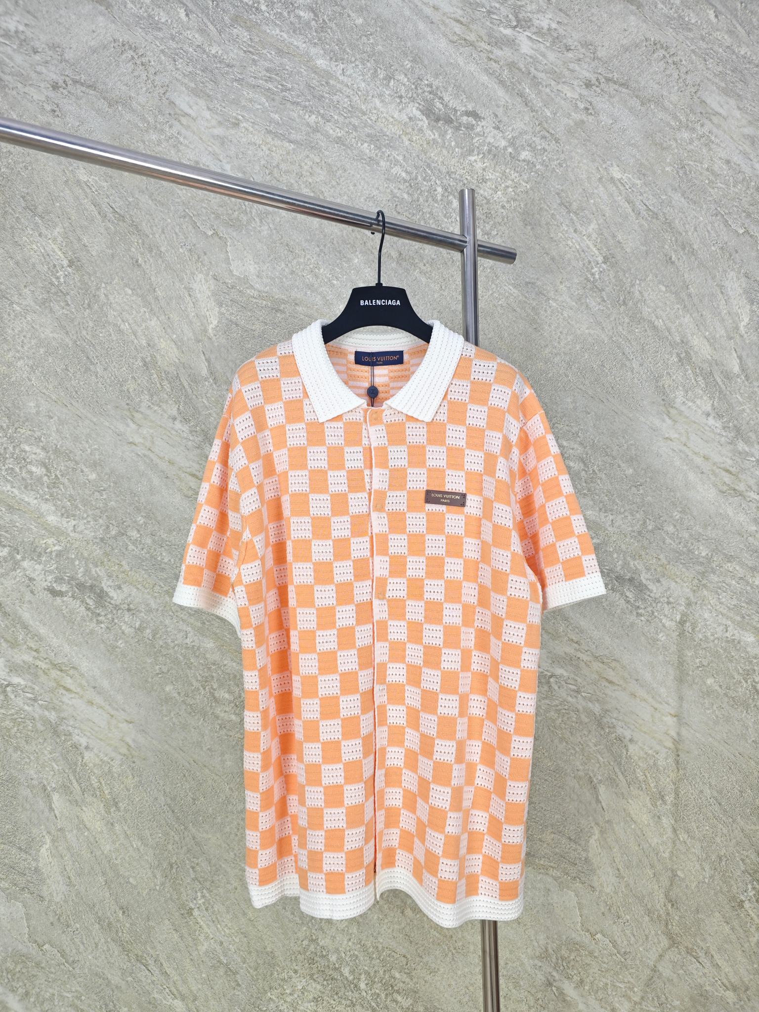 NO:889349,Top quality Lv checkerboard color-blocked hollow knitted PoLo lapel short-sleeved shirt. It adopts the classic elements of orange and white checkerboard, and has a knitting process with hollow/pore texture on the surface. It is different from ordinary cotton T-shirts, with better breathability and high-end texture. Size19860909顶级品质 Lv 棋盘格拼色镂空针织PoLo翻领短袖衬衫 采用橙白棋盘格经典元素, 表面带有镂空/气孔纹理的针织工艺,区别于普通纯棉T恤,透气性更好,质感高级. SizeXS S M L,路易威登-服装,louis vuitton,louis vuitton,shirts,T-shirt,tees，t-shirt,,Women's clothing