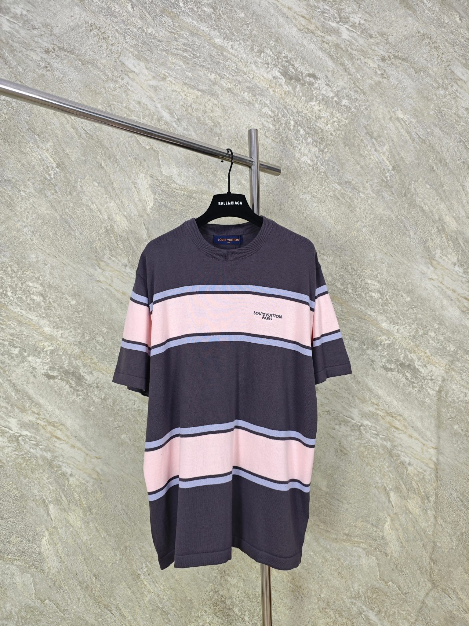 NO:889342,Top-quality Lv color-blocked striped letters and small logo embroidered knitted short-sleeves. It is made of the same original high-count combed cotton knitted fabric. The stripes are integrated into the flat machine. The three colors of dark and light gray, cherry blossom pink and light purple are accurately aligned without any misalignment or color difference. The collar, cuffs and hem are all made of the same specifications as the original hemming process, with smooth routing and no excess threads, restoring the cabinet-level workmanship. SizeXS/S/M/L, Louis Vuitton - clothing, louis  vuitton,louis vuitton,T-shirt,19860909顶级品质 Lv 拼色条纹字母小标识刺绣针织短袖 采用原版同源高支精梳棉针织面料,横机一体成型条纹,深浅灰、樱花粉、浅紫三色精准对位,无任何错位、色差 领口、袖口、下摆均采用原版同规格包边工艺,走线平整,无多余线头,还原装柜级做工质感. SizeXS/S/M/L,路易威登-服装,louis vuitton,louis vuitton,T-shirt,,Women's clothing