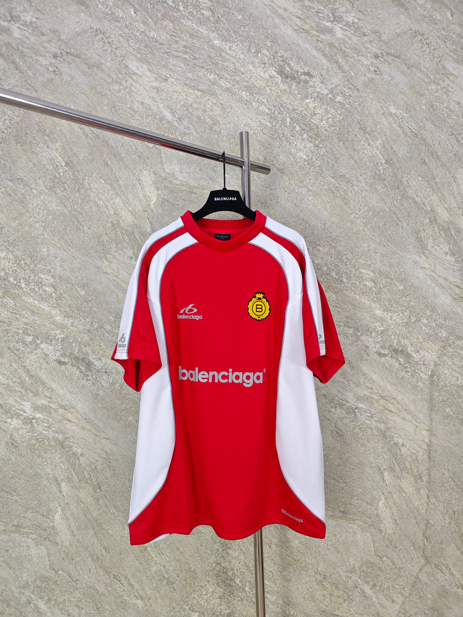 NO:889374,Top quality BLCG 26ss Football co-branded jersey, reflective strips, reflective letters 3M, reflective technology, imported reflective paste printing, sports fabric, very breathable, cool and quick-drying fabric Color: red blue black Size: 1 2 3 4, Balenciaga-clothing, balenciaga,19860909顶级品质 BLCG 26ss Football联名球衣 反光条反光字母3M,反光工艺进口反光浆印花,运动面料非常透气凉爽速干面料 颜色:红色 蓝色 黑色 Size:1 2 3 4,巴黎世家-服装,balenciaga,,Women's clothing