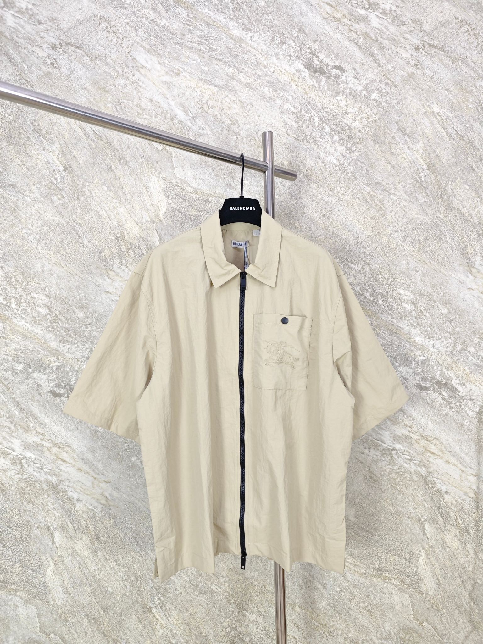 NO:889365,Top quality BURBERRY knight embroidered lapel zipper shirt, genuine product purchased and developed by 7723, bamboo nylon irregular woven, customized zipper chain, customized logo, loose version Size: S M L XL, Burberry-clothing, burberry, shirts,19860909顶级品质 BURBERRY 骑士刺绣翻领拉链衬衫 正品7723购入开发,竹节尼龙不规则梭织,定制拉链条,定制logo,宽松版型 Size:S M L XL,博柏利-服装,burberry,shirts,,Women's clothing