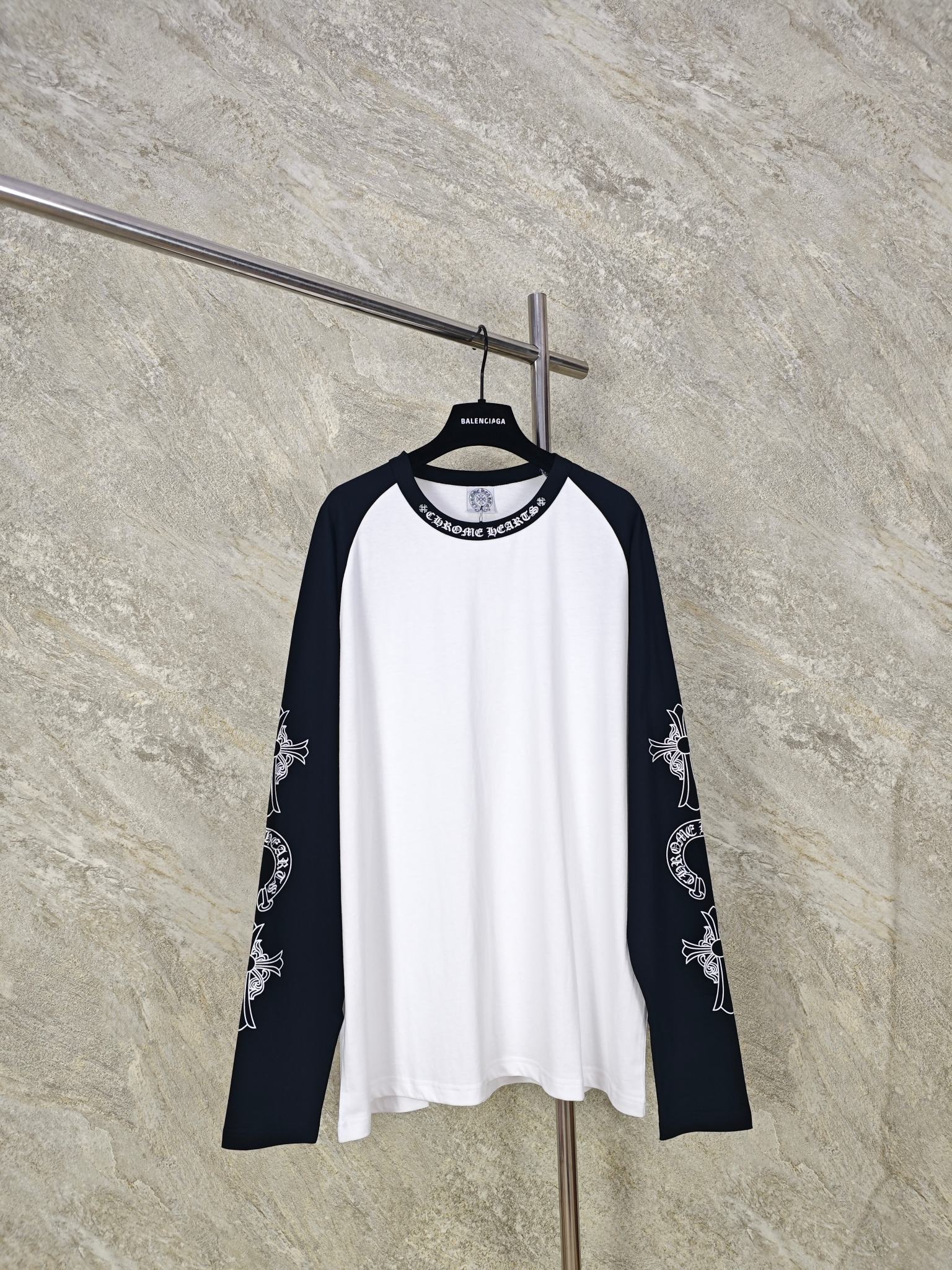 NO:897299,Top quality CH/Vintage Sanskrit three-element spliced ​​long sleeves. Purchased for 10,000 yuan. The fabric is developed according to the purchased version. After being sanded, the upper body is skin-friendly. The printing uses high-temperature ink printing technology. Size S M L, chrome hearts-clothing, chrome hearts,19860909顶级品质 CH/Vintage 梵文三元素拼接长袖 万元购入 根据购版开发面料 后经磨毛处理 上身亲肤 印花采用高温油墨印花工艺 尺码 S M L,克罗心-服装,chrome hearts,,Women's clothing