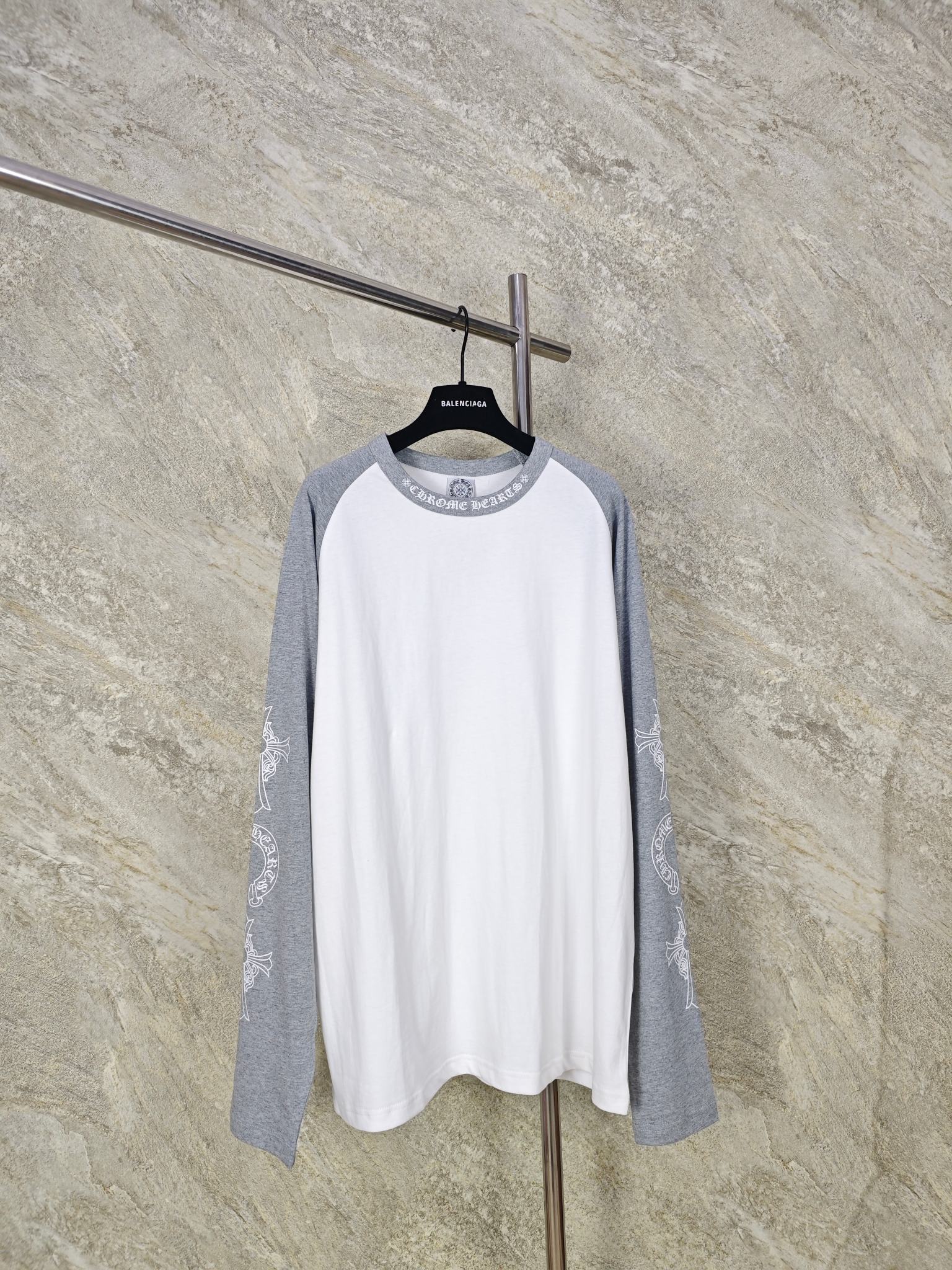 NO:897954,Top quality CH/Vintage Sanskrit three-element spliced ​​long sleeves. Purchased for 10,000 yuan. The fabric is developed according to the purchased version. After being sanded, the upper body is skin-friendly. The printing uses high-temperature ink printing technology. Size S M L, chrome hearts-clothing, chrome hearts,19860909顶级品质 CH/Vintage 梵文三元素拼接长袖 万元购入 根据购版开发面料 后经磨毛处理 上身亲肤 印花采用高温油墨印花工艺 尺码 S M L,克罗心-服装,chrome hearts,,Women's clothing