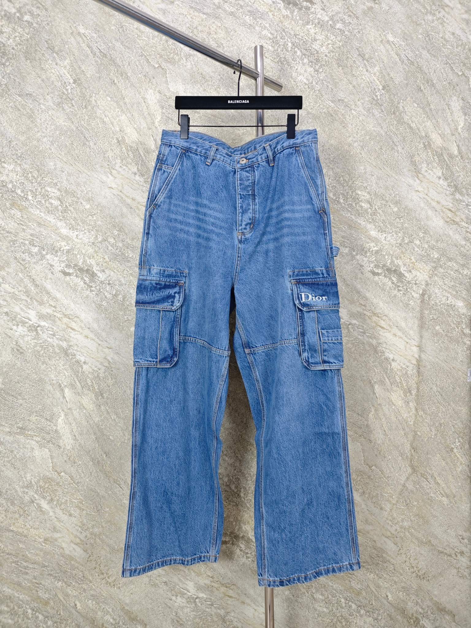 NO:898899,Top quality Dior 26ss multi-pocket cargo jeans A classic piece with a practical style. Crafted from blue cotton twill, they feature cargo pockets on both sides of the leg and a Dior leather patch. Can be worn with a hooded sweatshirt for a casual look. size 46 48 50 52, Dior-clothing, dior, dior, jeans, hats,19860909顶级品质 Dior 26ss多口袋工装牛仔裤 实用风格的经典单品.采用蓝色棉质斜纹面料精心制作,裤腿两侧设有工装口袋,搭配一个 Dior 皮革标牌.可与连帽运动衫搭配穿着,打造休闲造型. size 46 48 50 52,迪奥-服装,dior,dior,jeans,hats,,Women's clothing
