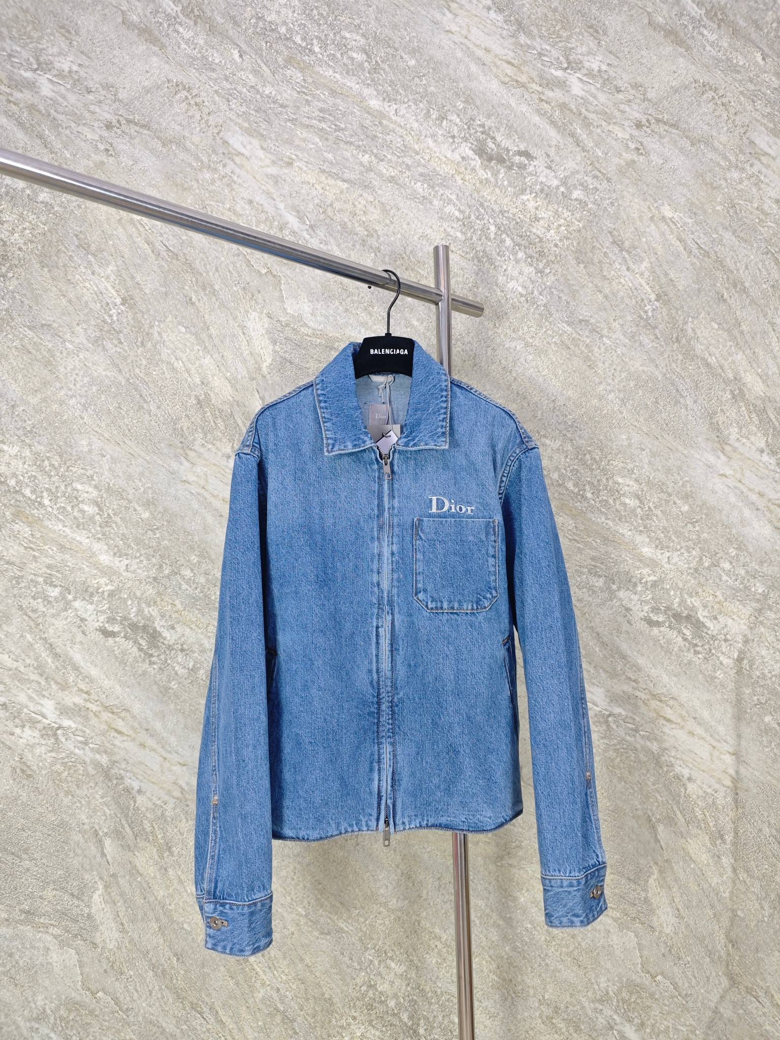 NO:898895,Top quality Dior 26ss embroidered zipper denim jacket is carefully made of blue cotton twill fabric, equipped with chest patch pockets, partially covered with Dior embroidery, and decorated with Dior leather patches on the collar, which is unique. Zipper closure, loose cut, can be layered with T-shirts to create a casual look. size 46 48 50 52, Dior-clothing, dior, dior, jackets & coats,19860909顶级品质 Dior 26ss刺绣拉链牛仔外套 采用蓝色棉质斜纹面料精心制作,搭配胸前贴袋,局部遮盖着 Dior 刺绣,衣领上饰以 Dior 皮革补丁,别具一格.拉链开合,宽松剪裁,可与 T 恤叠搭,打造休闲的造型. size 46 48 50 52,迪奥-服装,dior,dior,jackets & coats,,Women's clothing